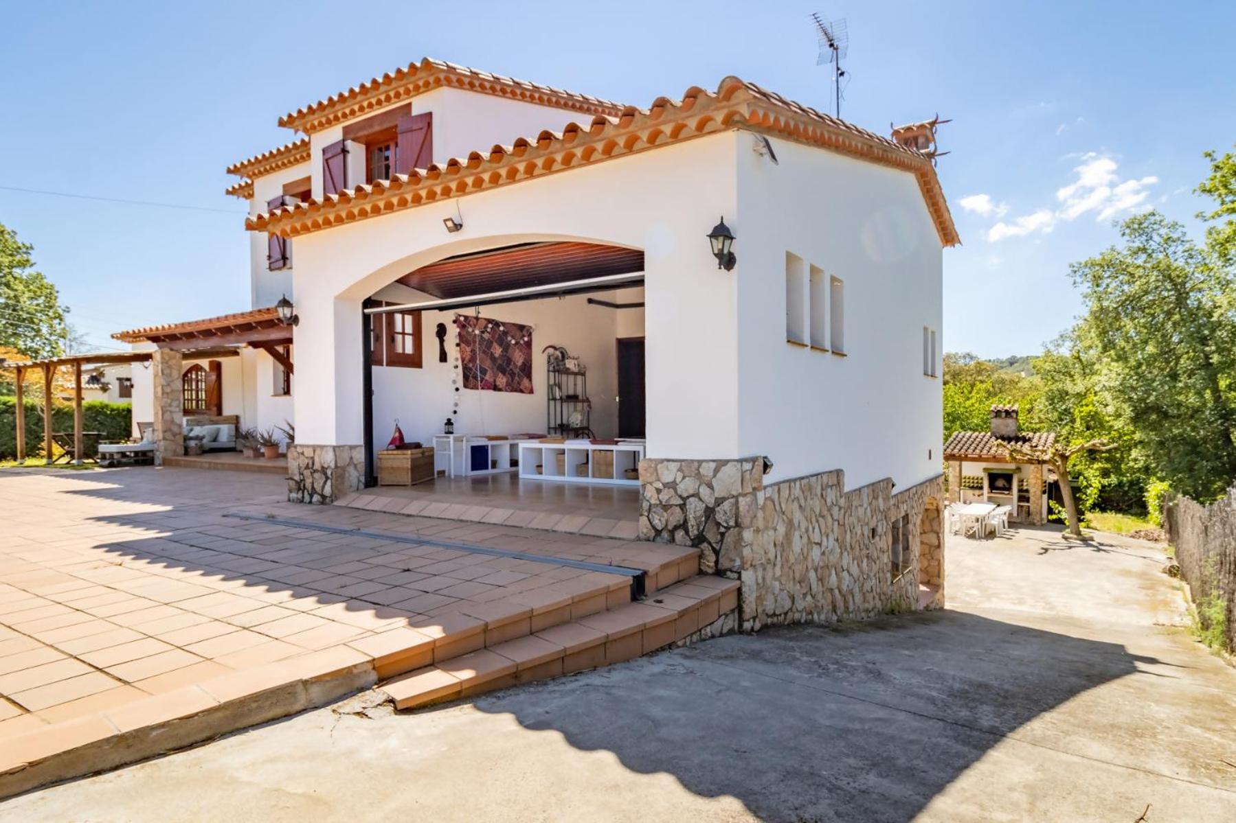 Casa Carbonell Casa bonita con piscina y jardín