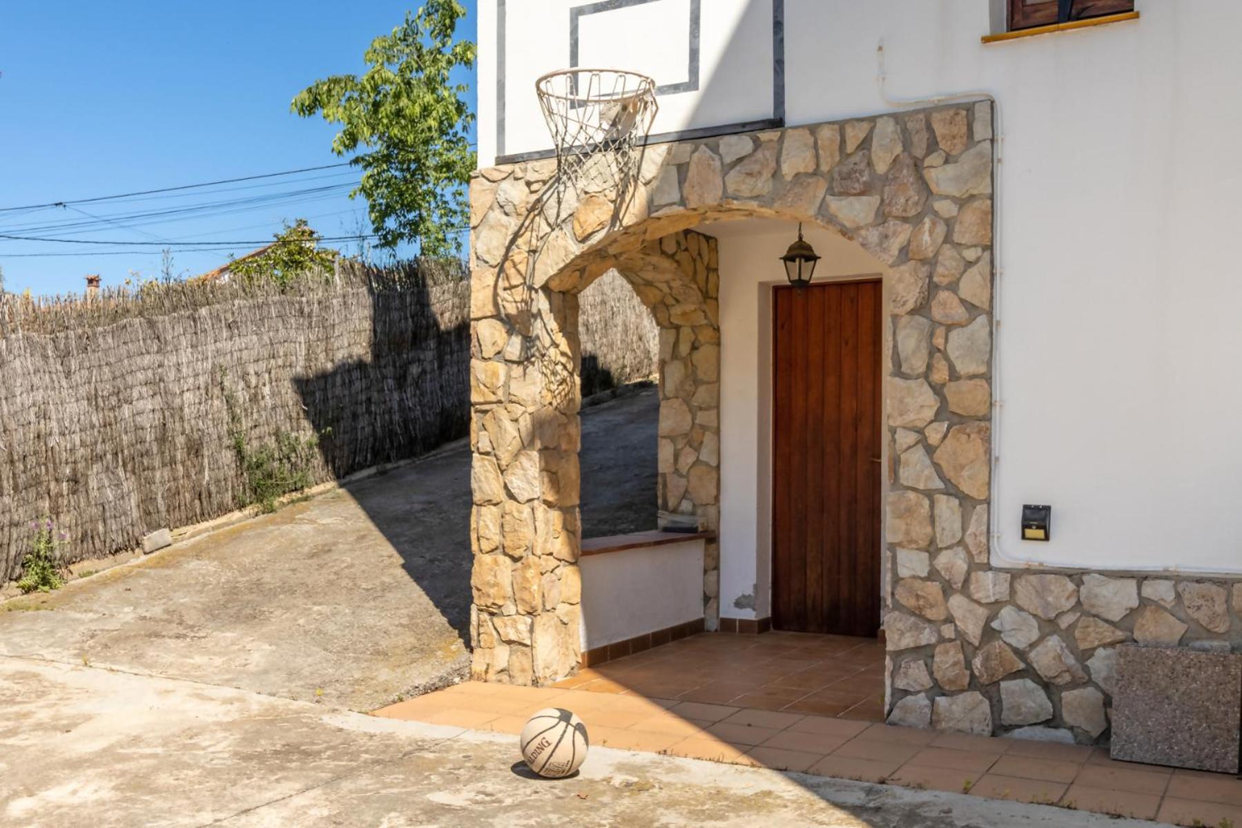 Casa Carbonell Casa bonita con piscina y jardín