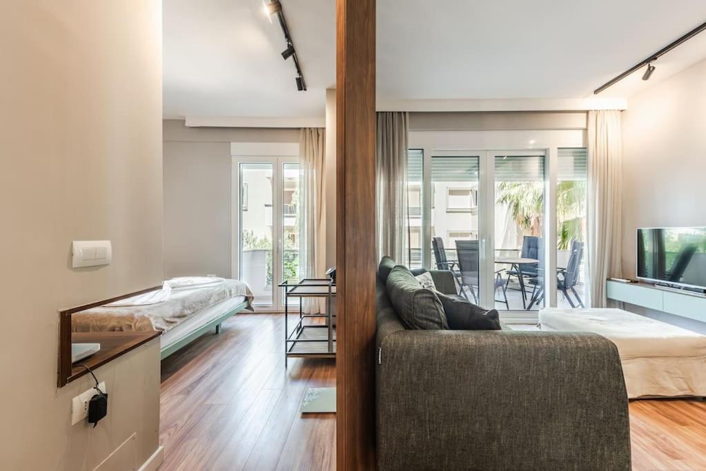 Luxury Seaview Apartment by PikHost