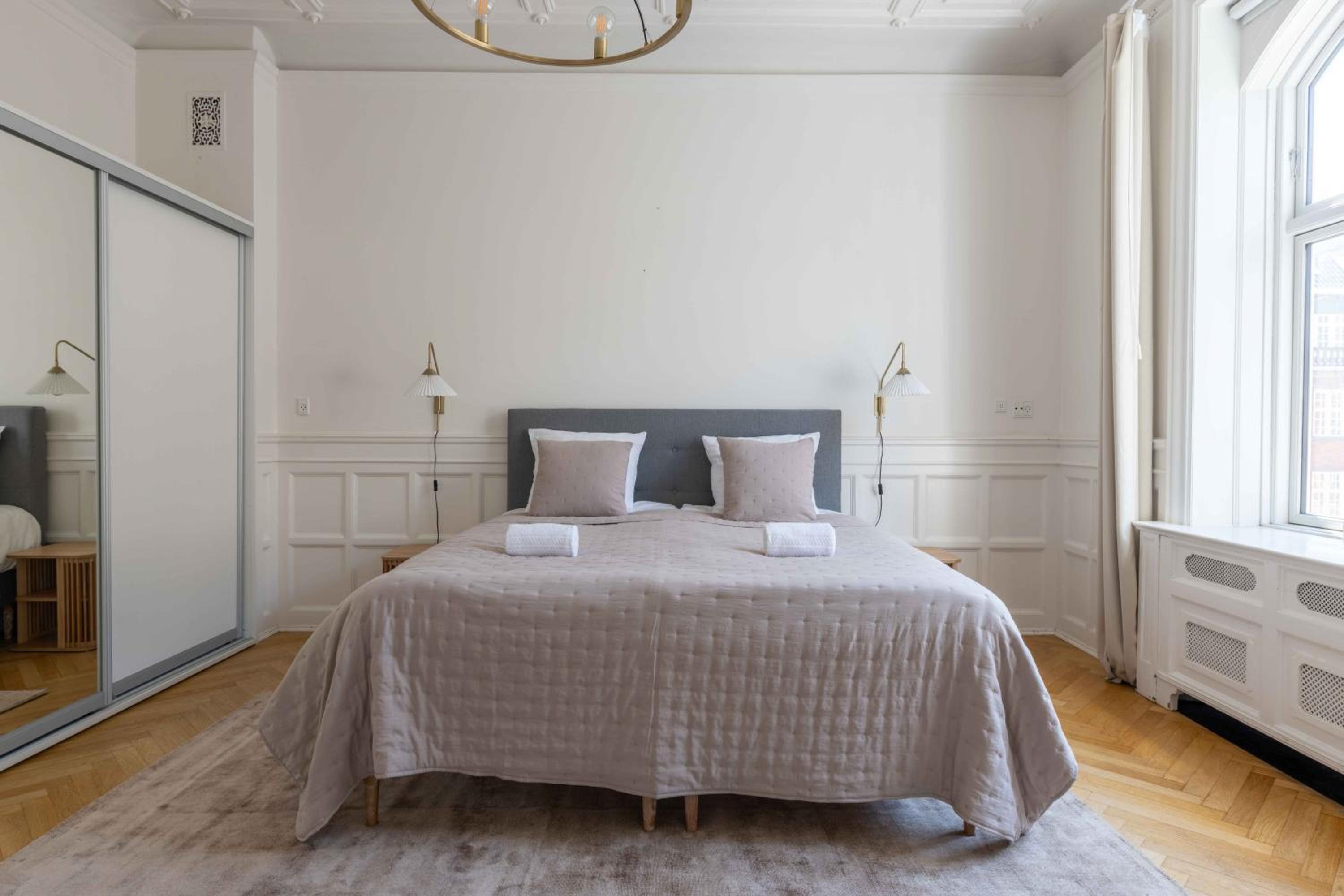 Lovely 3BR Manor Flat 5 min from Tivoli Gardens view 5