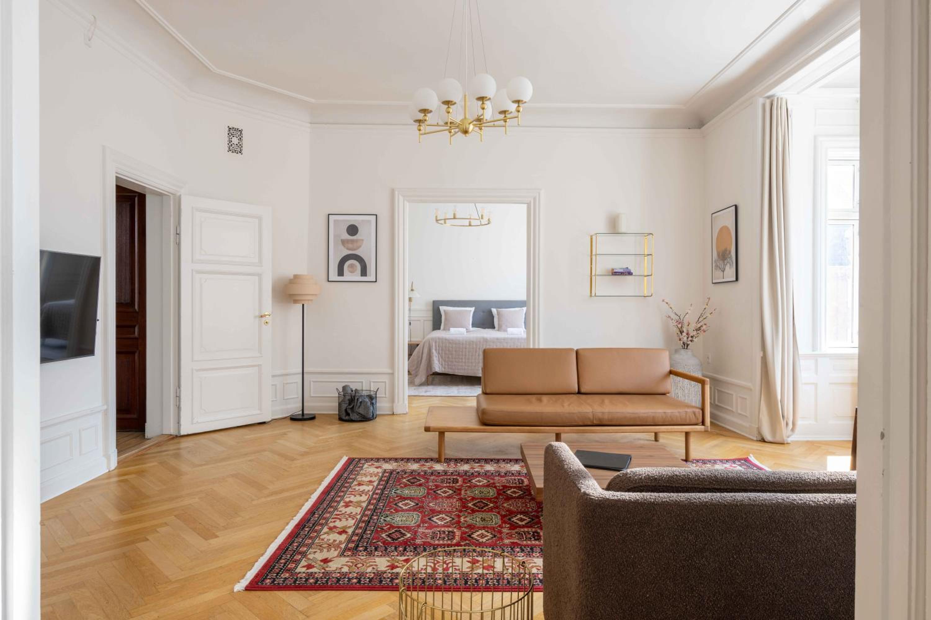 Lovely 3BR Manor Flat 5 min from Tivoli Gardens view 2