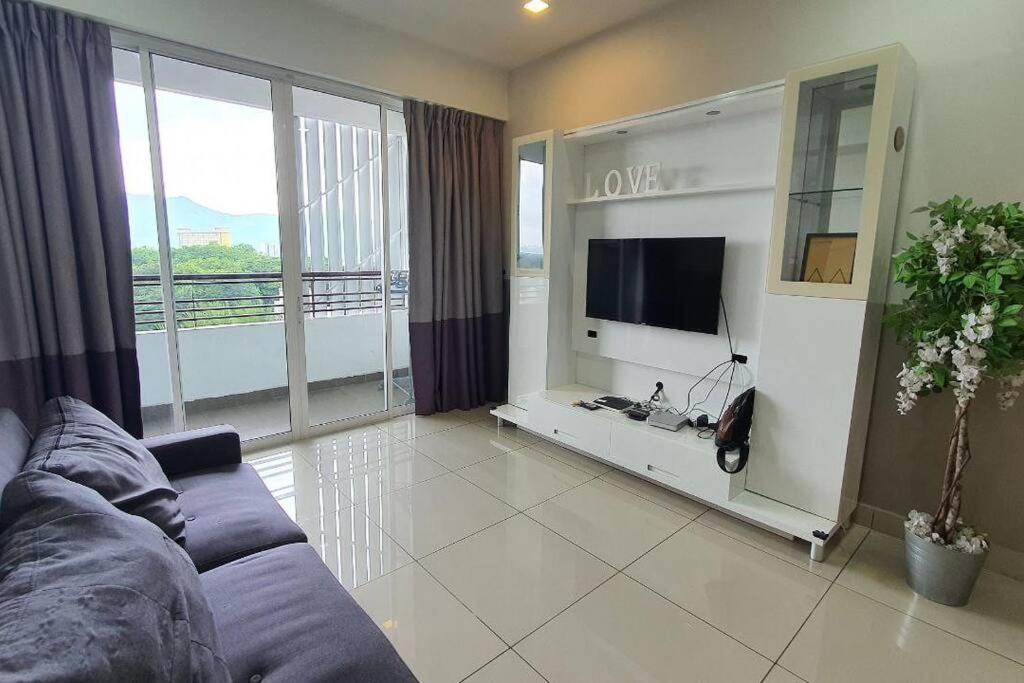 Majestic Lovely 2 bedroom serviced condo with pool photo 1