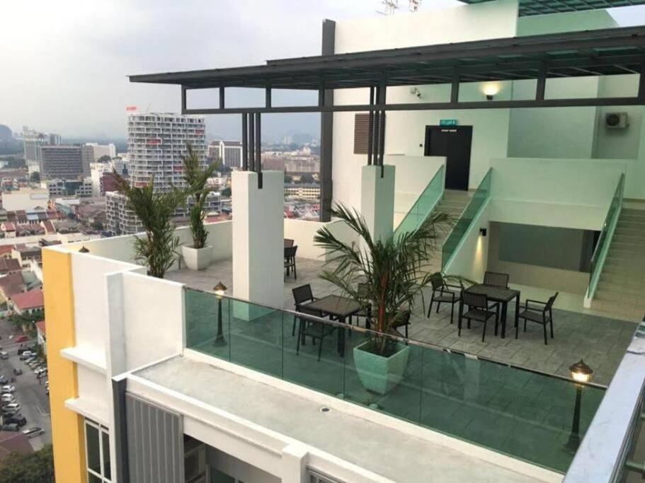Majestic Lovely 2 bedroom serviced condo with pool photo 3