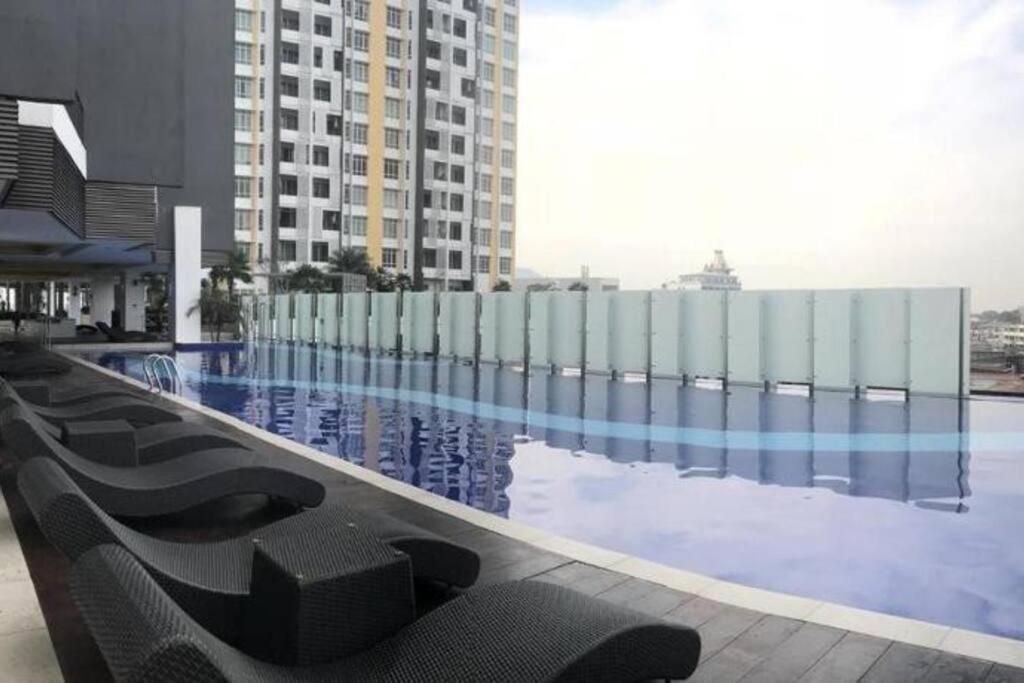Majestic Lovely 2 bedroom serviced condo with pool photo 4