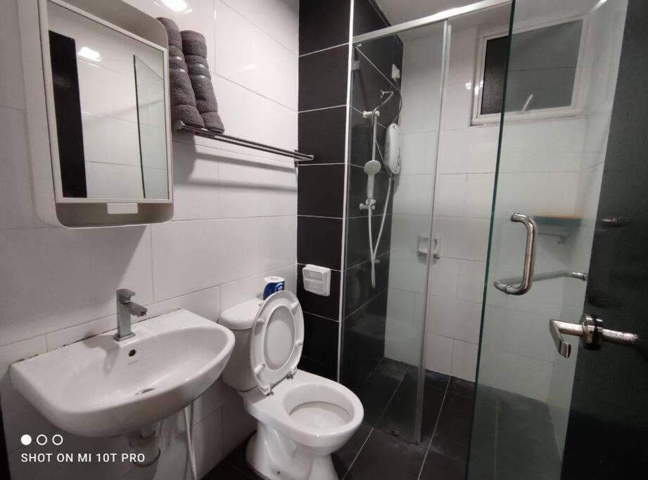 Majestic Lovely 2 bedroom serviced condo with pool photo 5