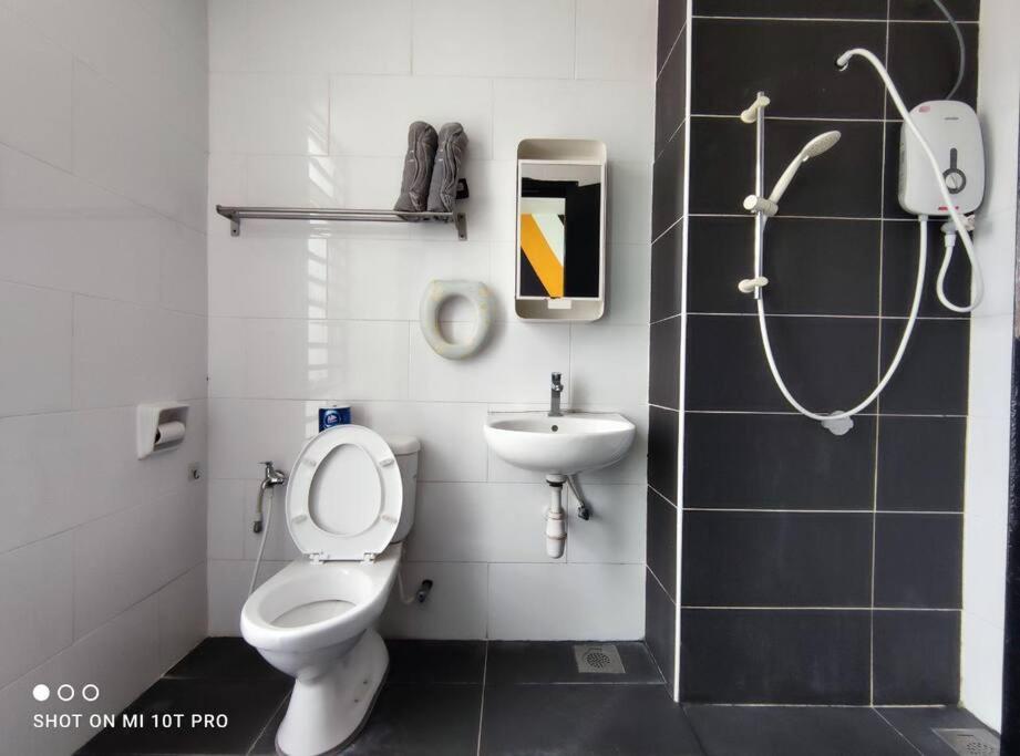 Majestic Lovely 2 bedroom serviced condo with pool photo 7