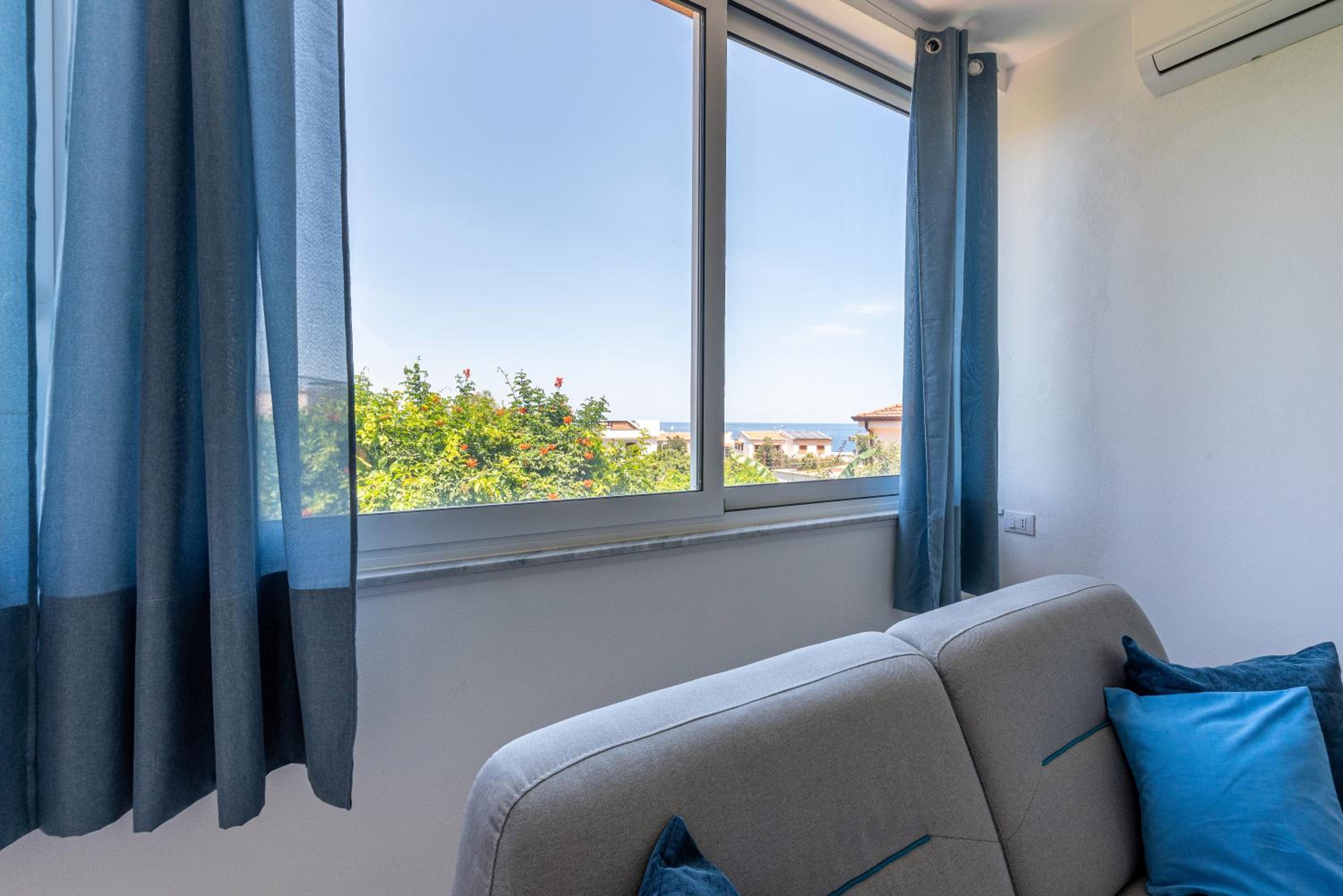 Addaura Seaview Apartment by Wonderful Italy view 4