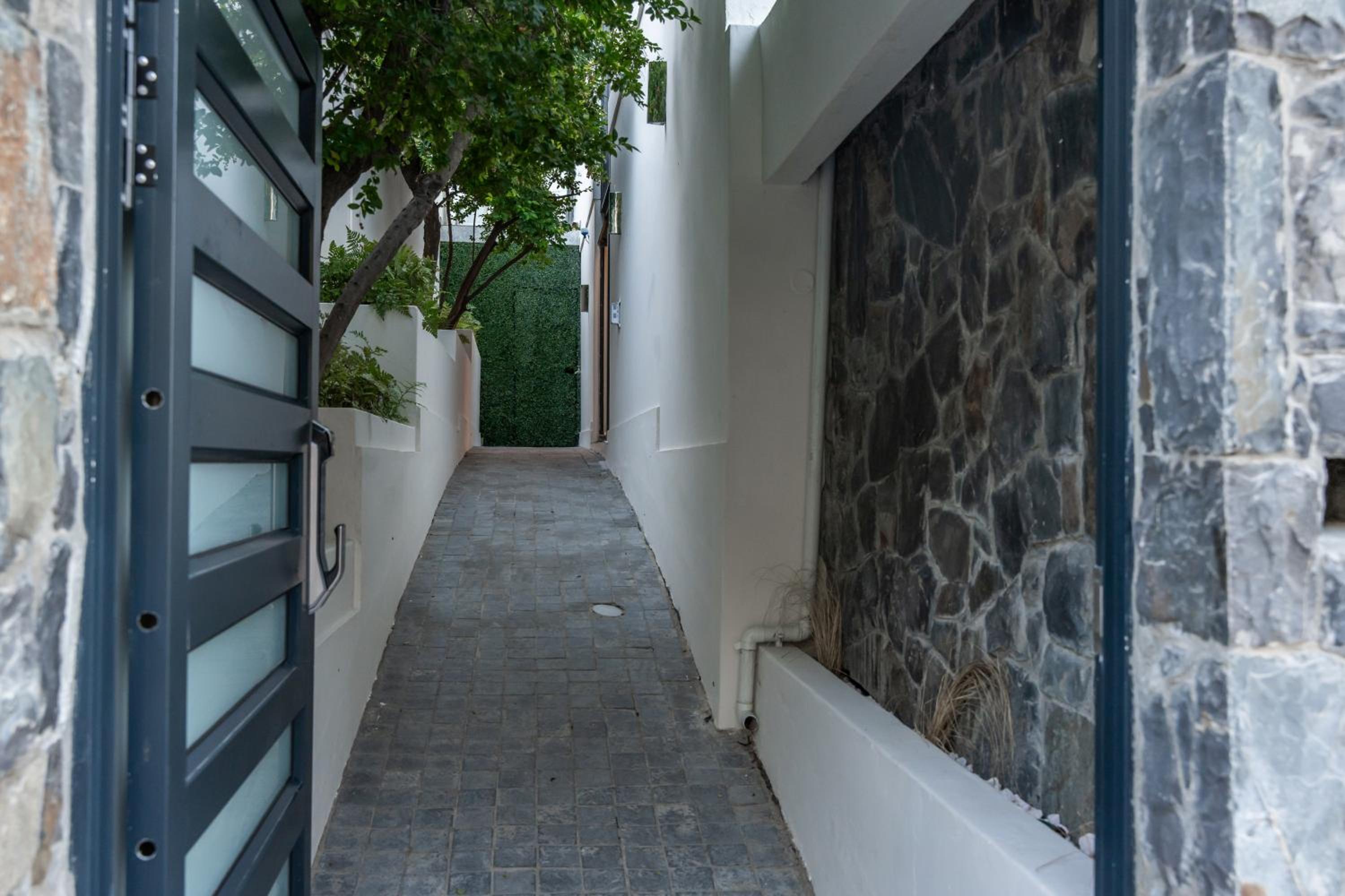 The Lookout - Panoramic 4 Bedroom House with free Wifi and Pool view 3