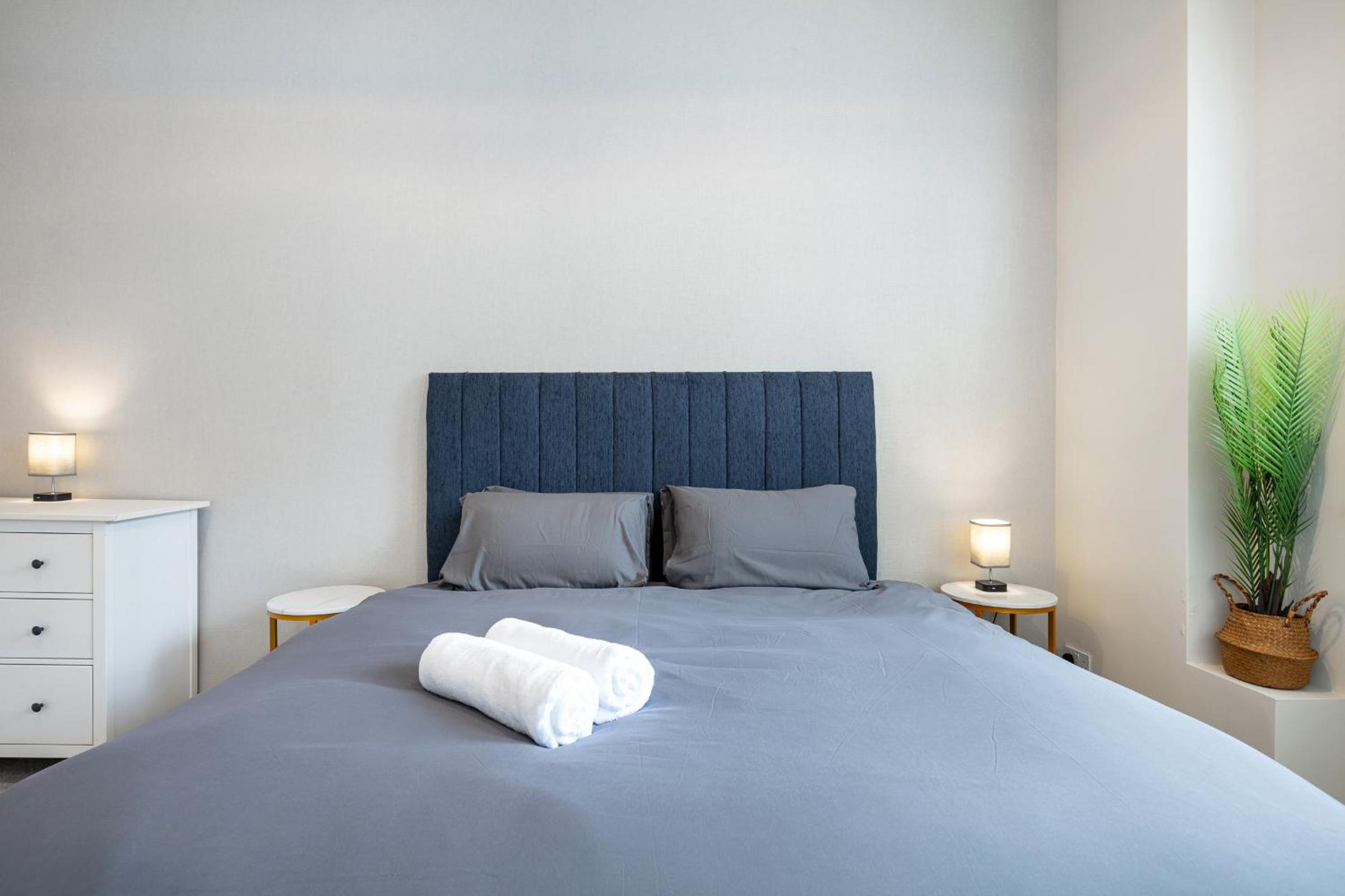 5A - Bright and Airy 2 Bedroom Apartment - Close to Central