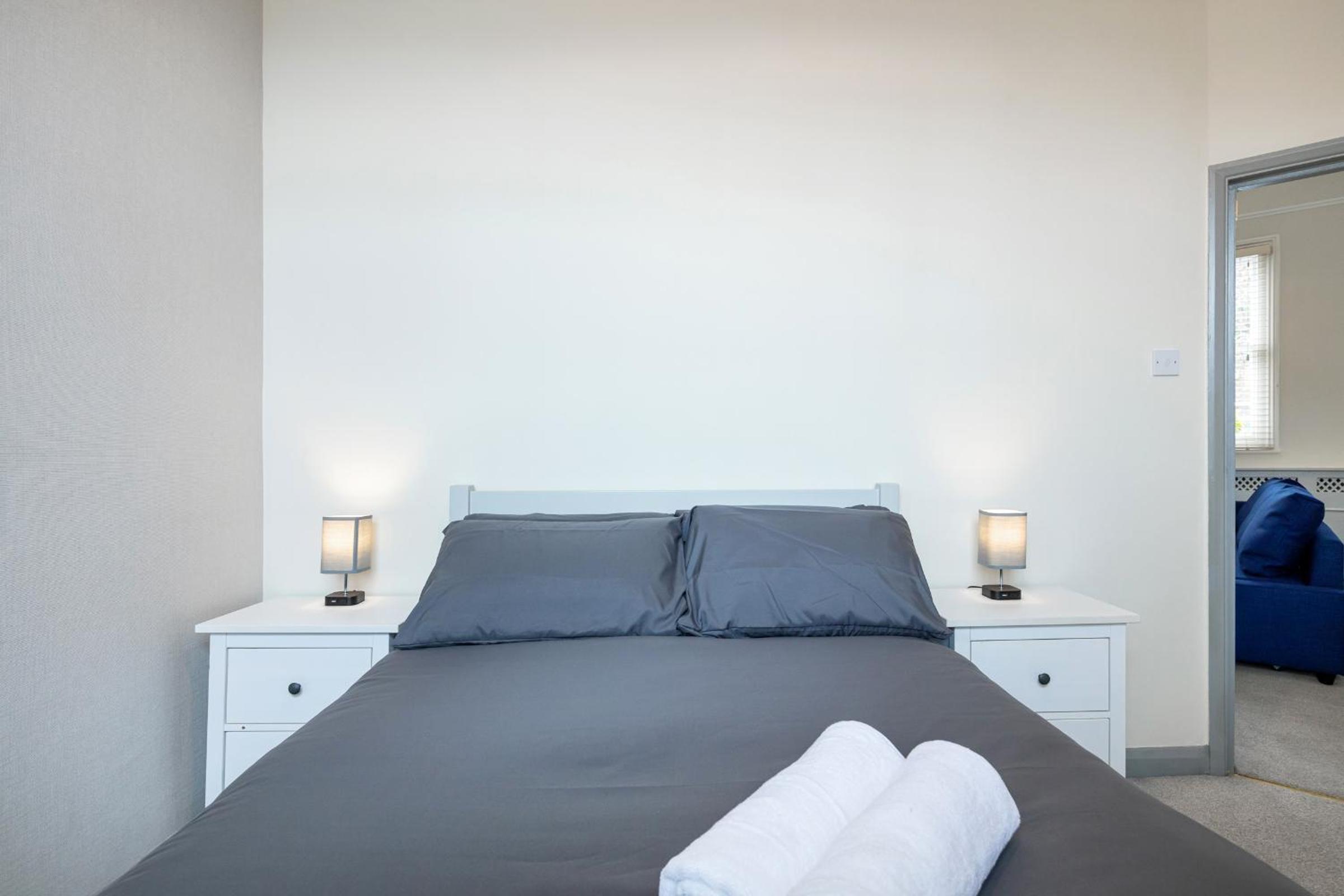 5A - Bright and Airy 2 Bedroom Apartment - Close to Central