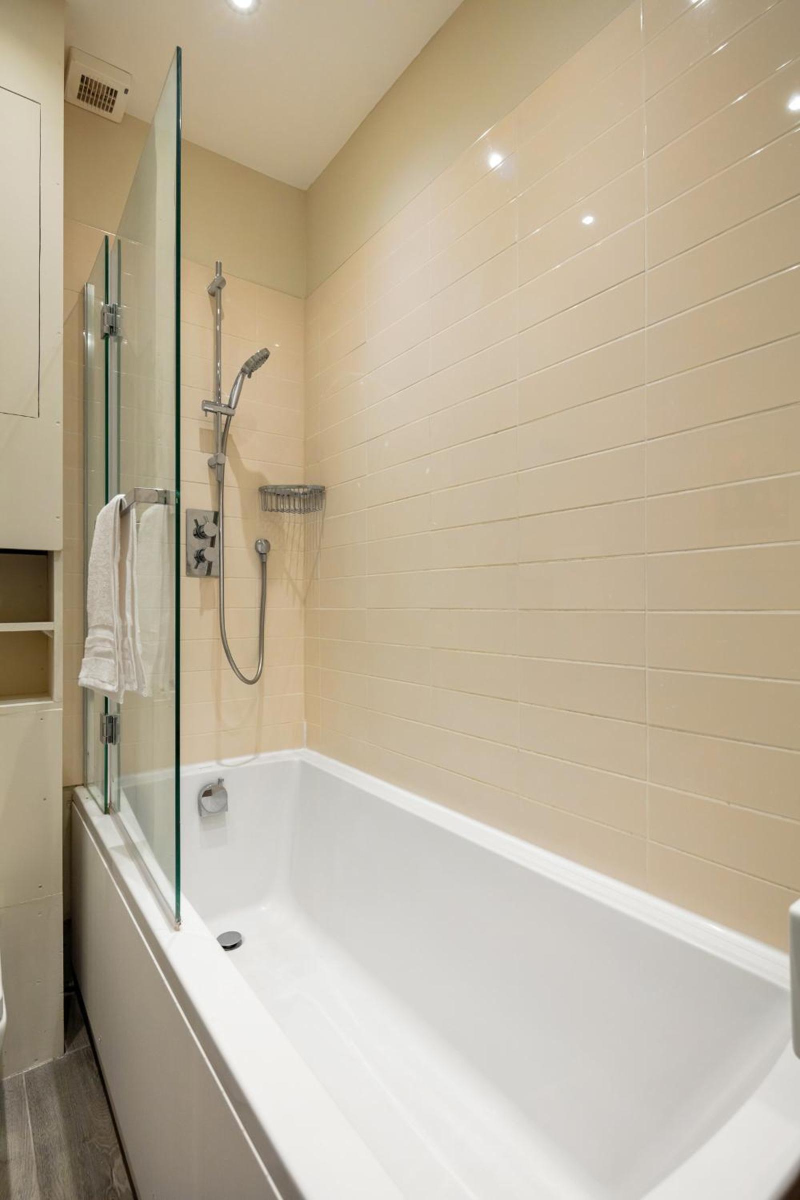 5A - Bright and Airy 2 Bedroom Apartment - Close to Central
