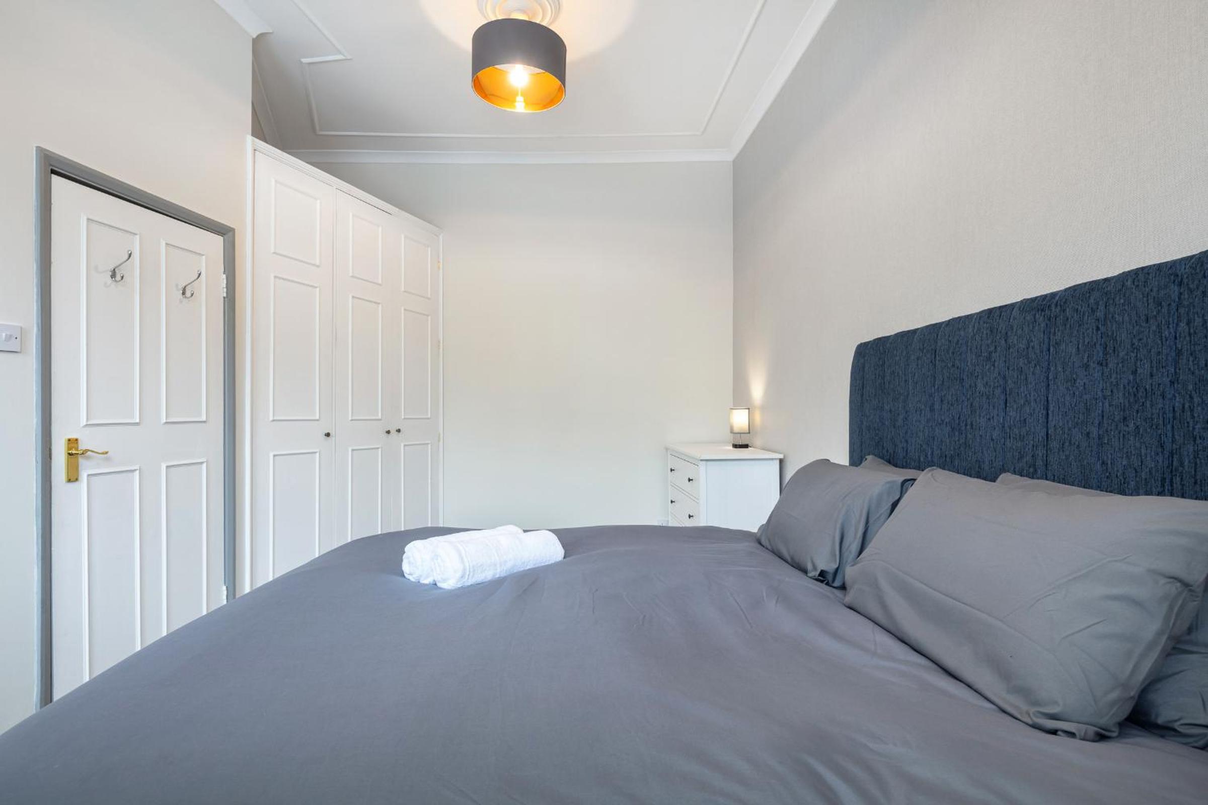 5A - Bright and Airy 2 Bedroom Apartment - Close to Central
