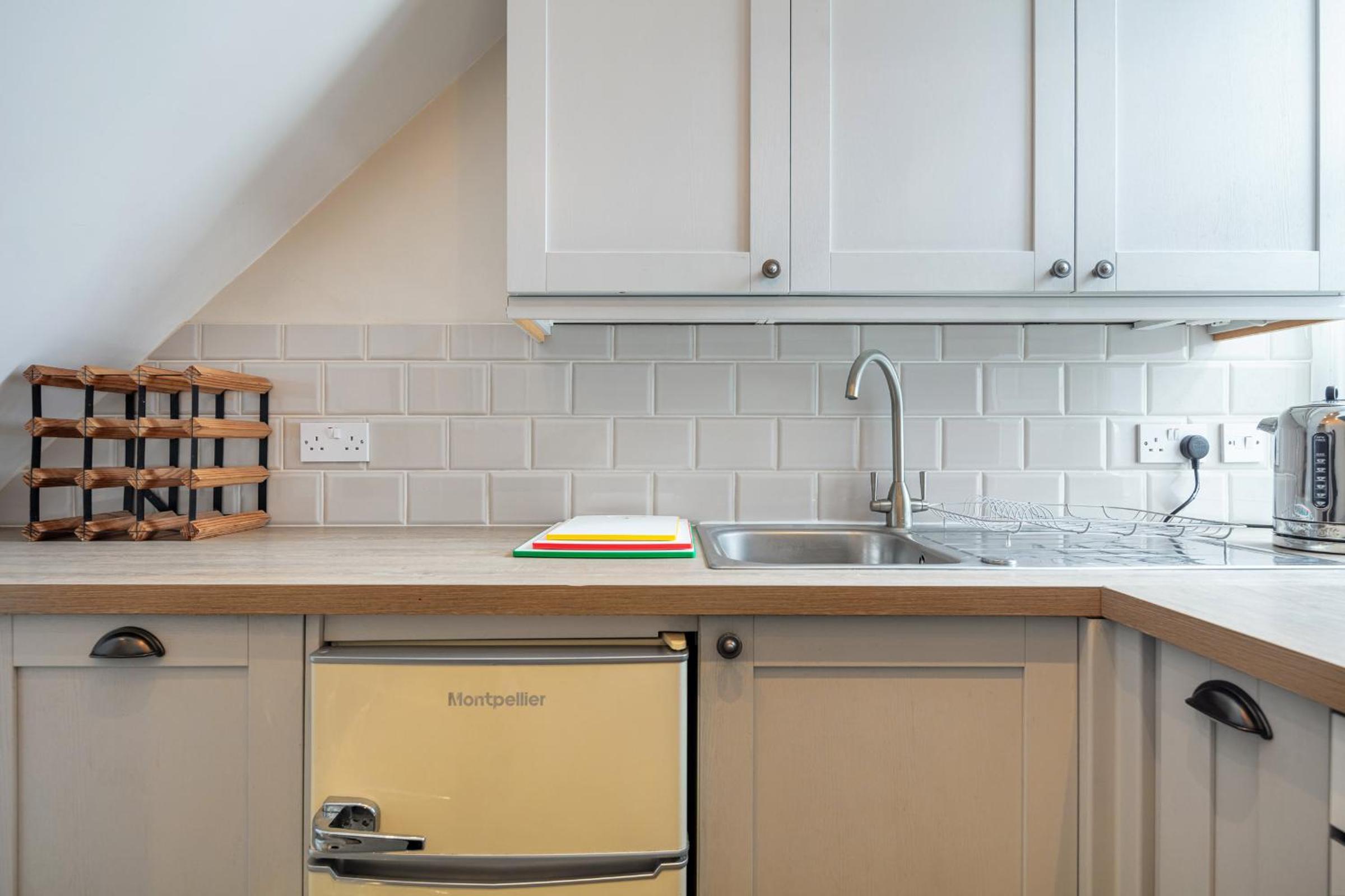 5A - Bright and Airy 2 Bedroom Apartment - Close to Central