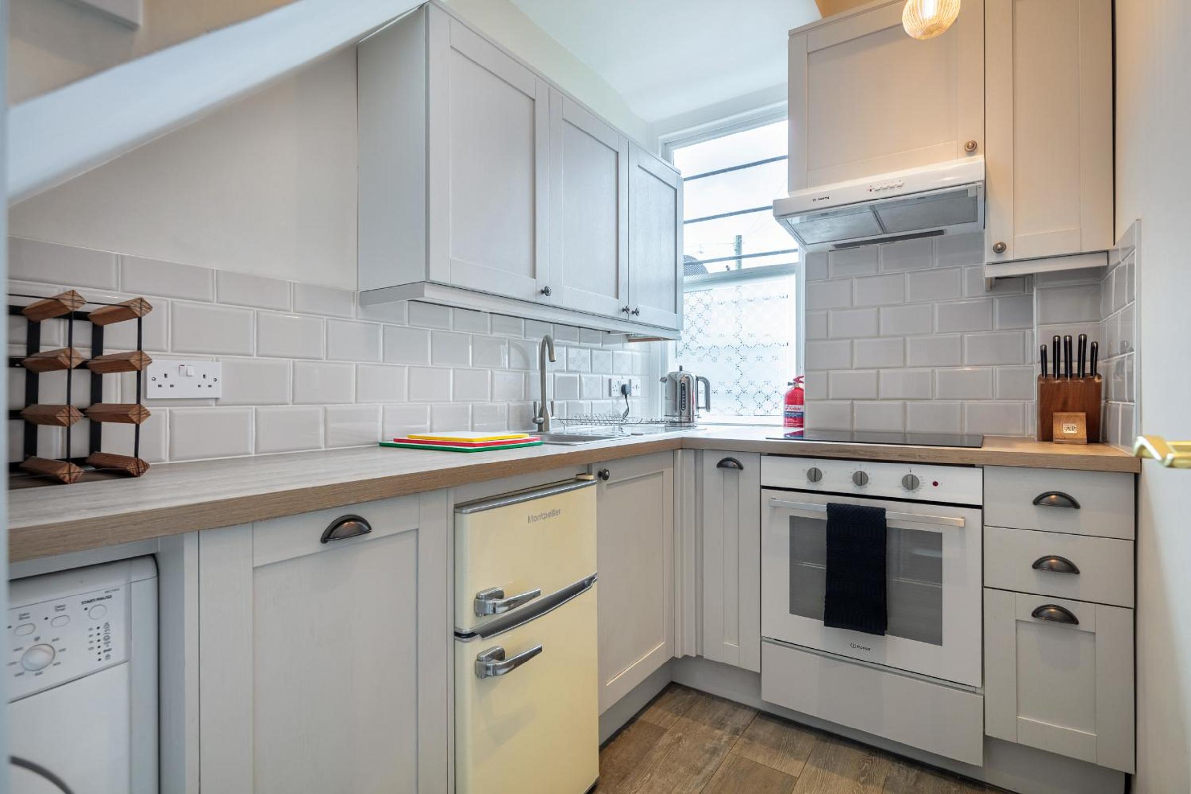 5A - Bright and Airy 2 Bedroom Apartment - Close to Central