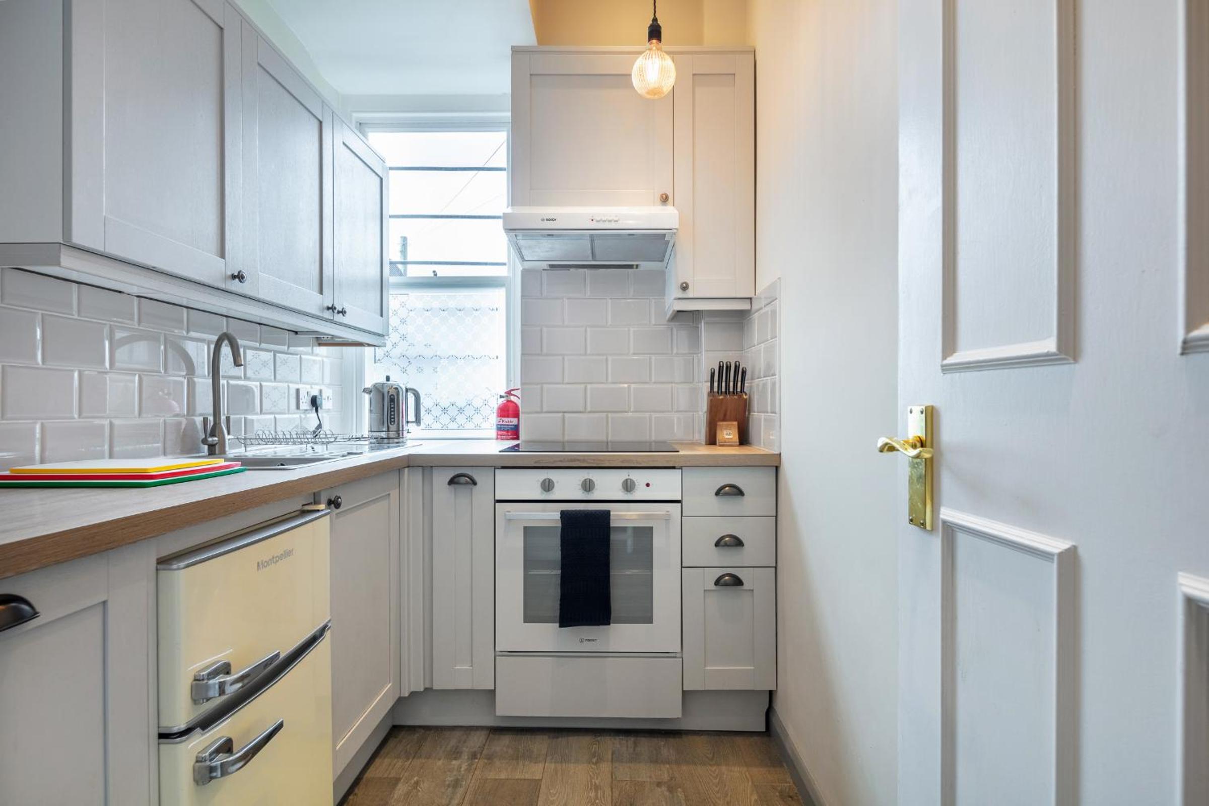 5A - Bright and Airy 2 Bedroom Apartment - Close to Central