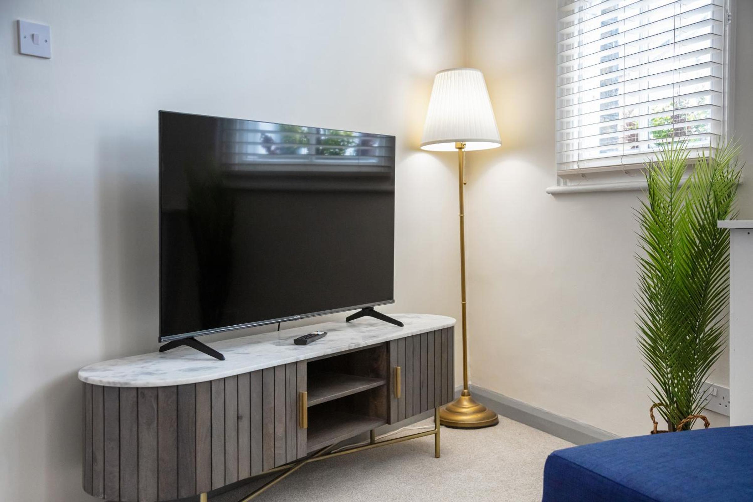 5A - Bright and Airy 2 Bedroom Apartment - Close to Central
