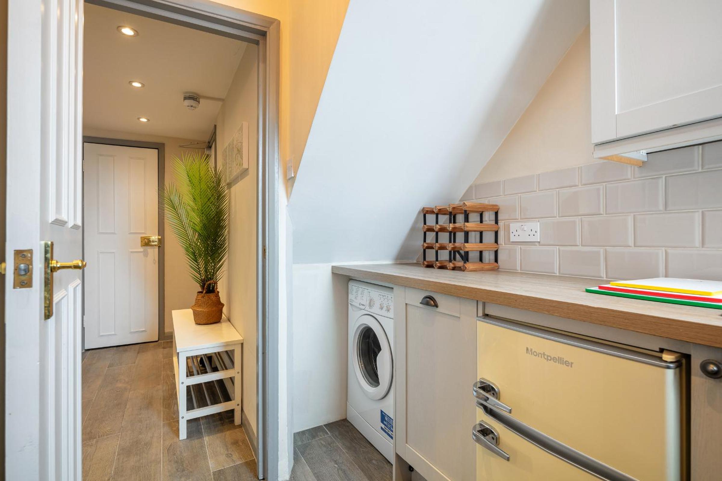 5A - Bright and Airy 2 Bedroom Apartment - Close to Central