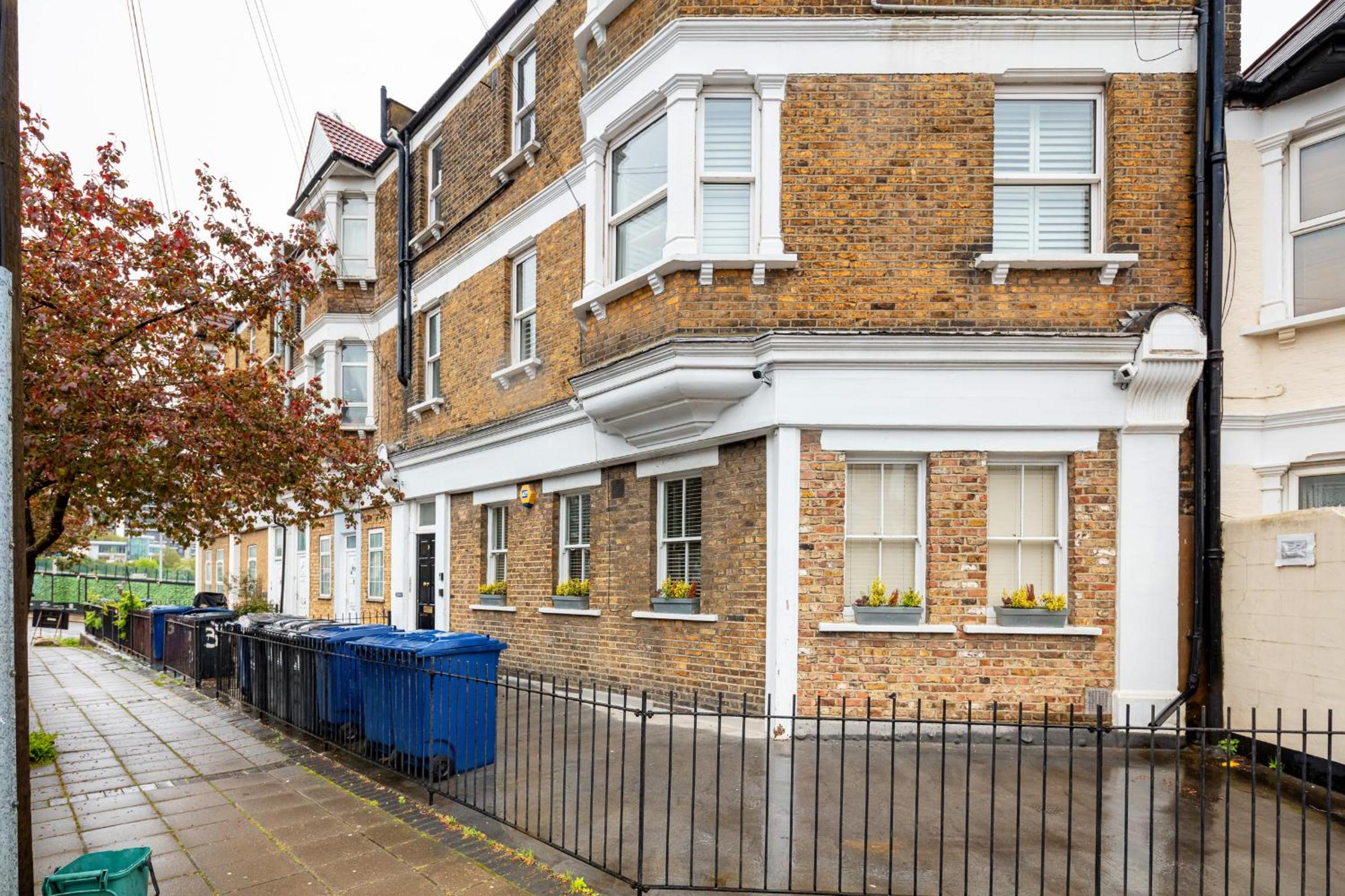 5A - Bright and Airy 2 Bedroom Apartment - Close to Central