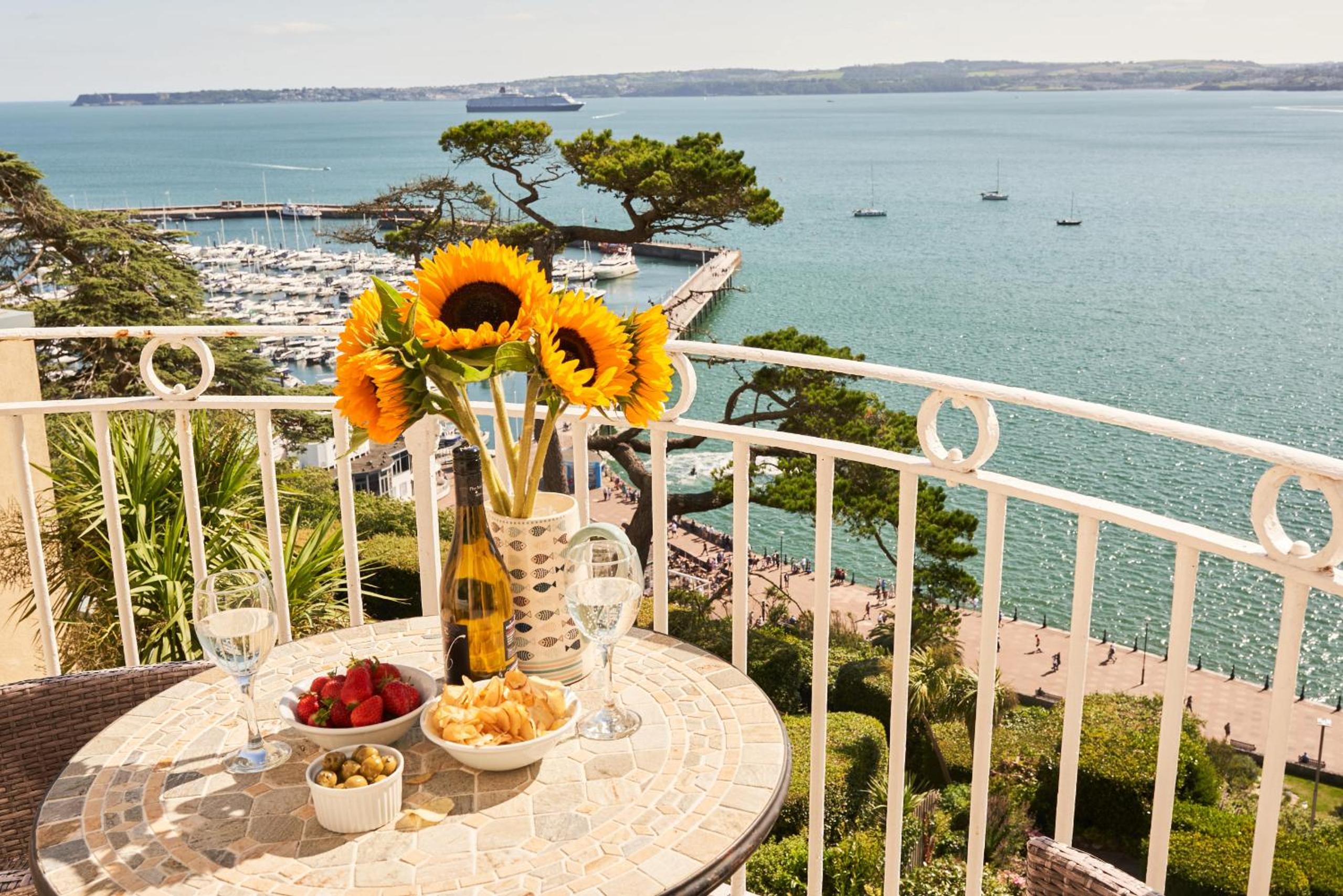 Bayfort Sea Studio - Comfortable Couples Retreat with Stunning Coastal Views view 2