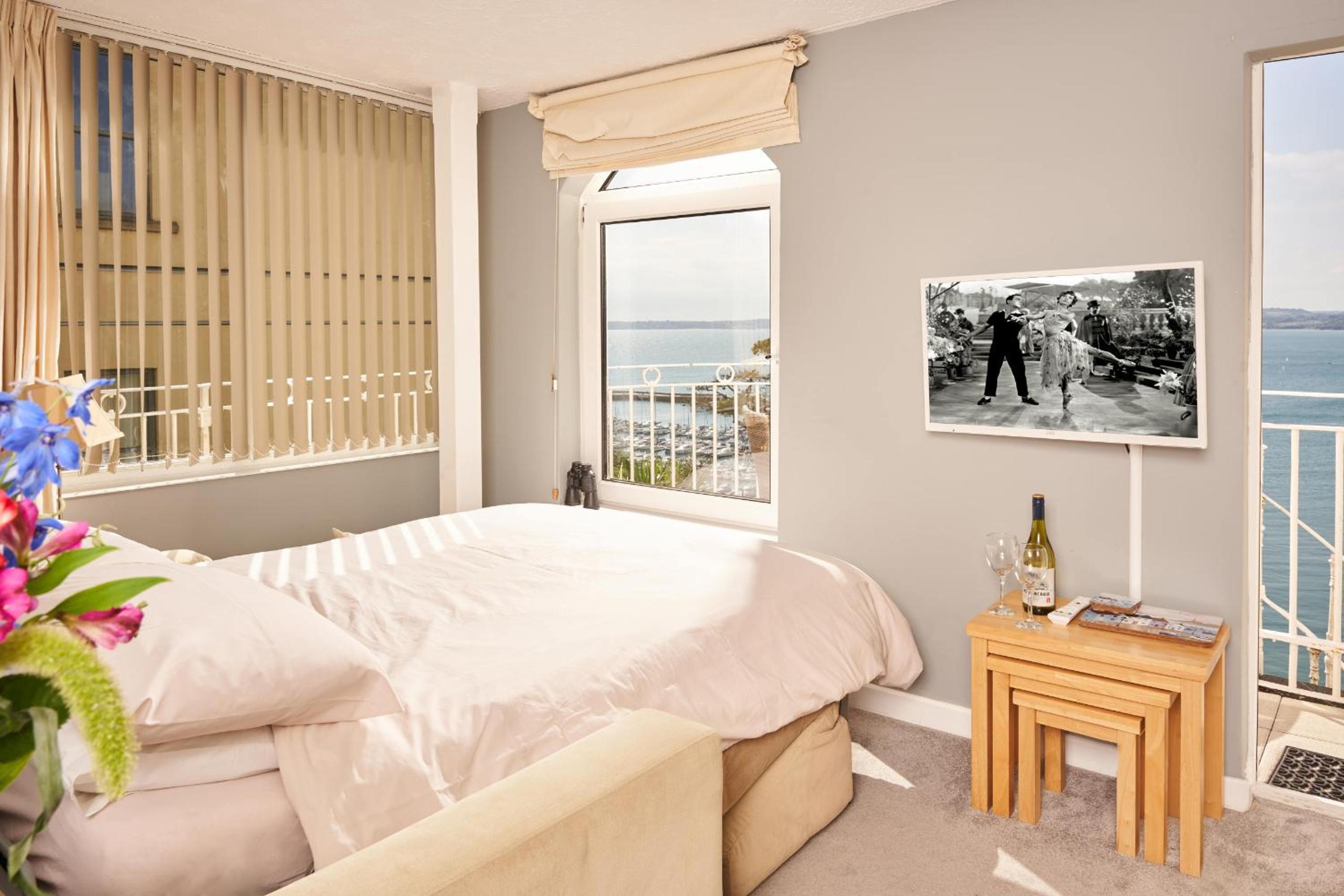 Bayfort Sea Studio - Comfortable Couples Retreat with Stunning Coastal Views view 3