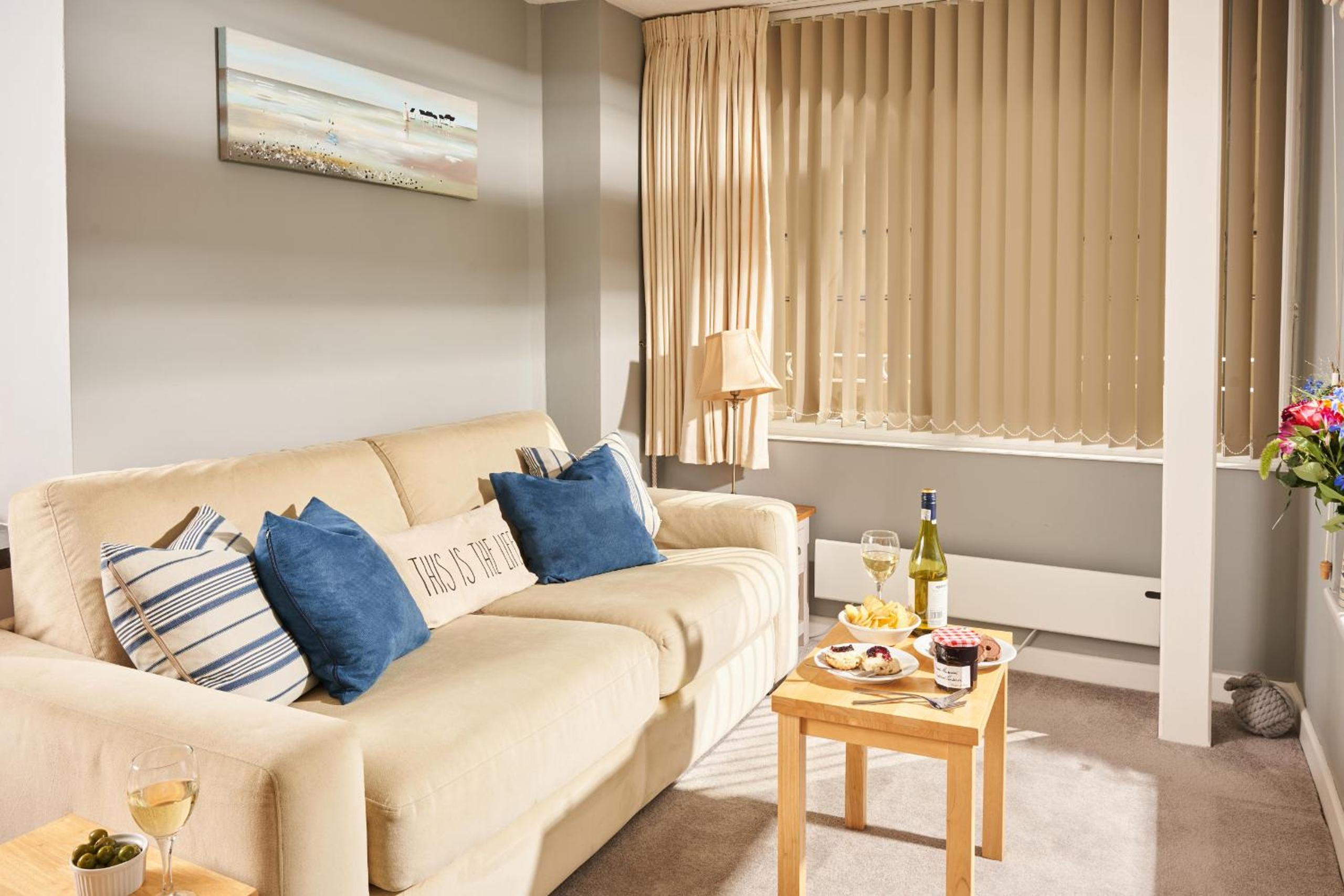 Bayfort Sea Studio - Comfortable Couples Retreat with Stunning Coastal Views view 4