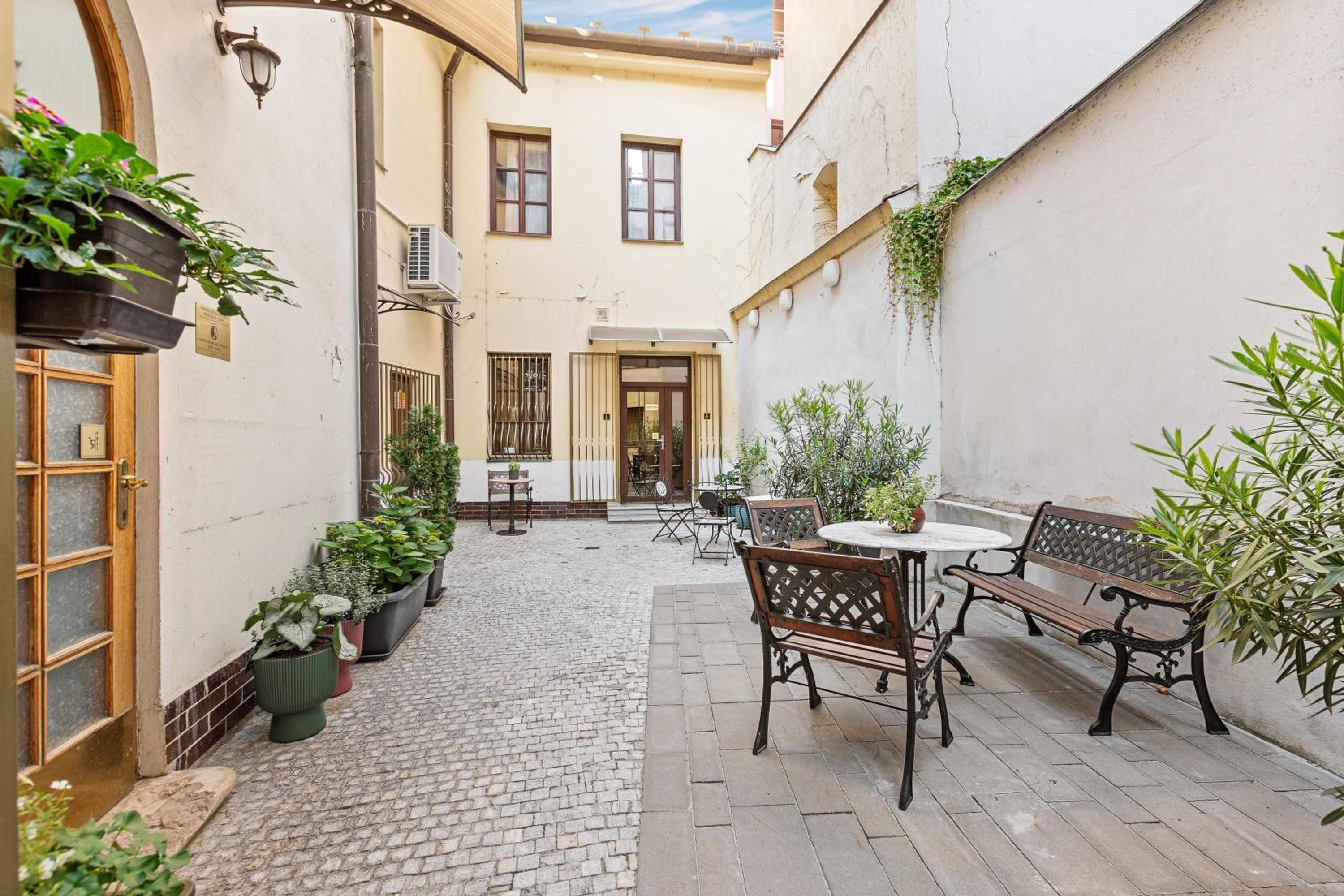 Hotel BlueBell Hotel - Image 1