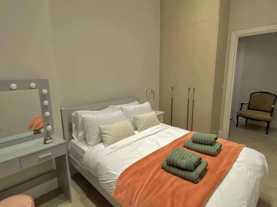 Luxury 2-Bed Flat with Garden in Hampstead Mansion