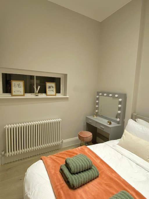 Luxury 2-Bed Flat with Garden in Hampstead Mansion