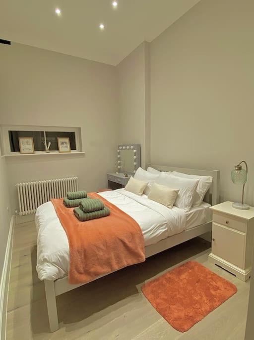 Luxury 2-Bed Flat with Garden in Hampstead Mansion