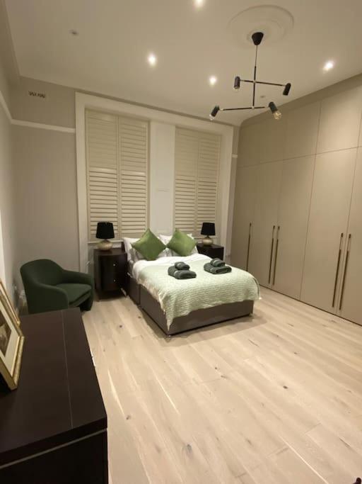 Luxury 2-Bed Flat with Garden in Hampstead Mansion
