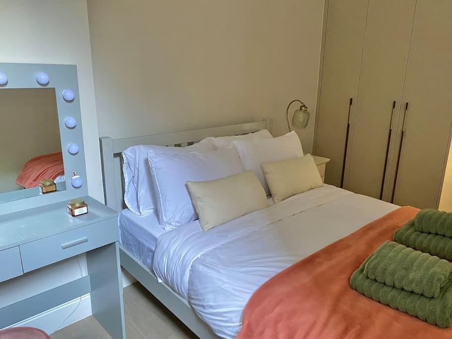 Luxury 2-Bed Flat with Garden in Hampstead Mansion