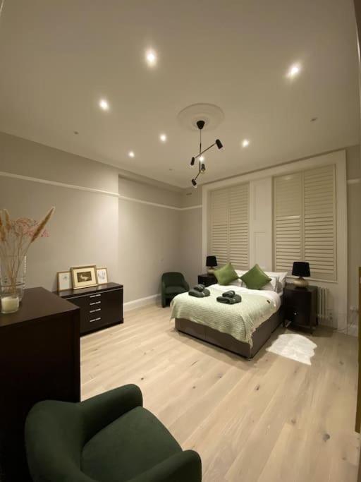 Luxury 2-Bed Flat with Garden in Hampstead Mansion