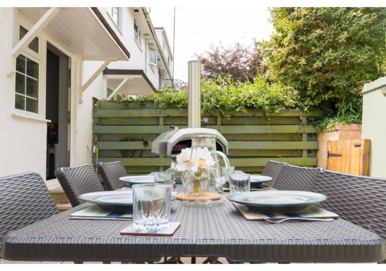 Hollywater Cheerful 3 bedroom home in Close with Pizza Oven view 5