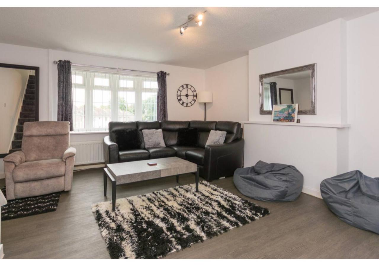 Hollywater Cheerful 3 bedroom home in Close with Pizza Oven view 2