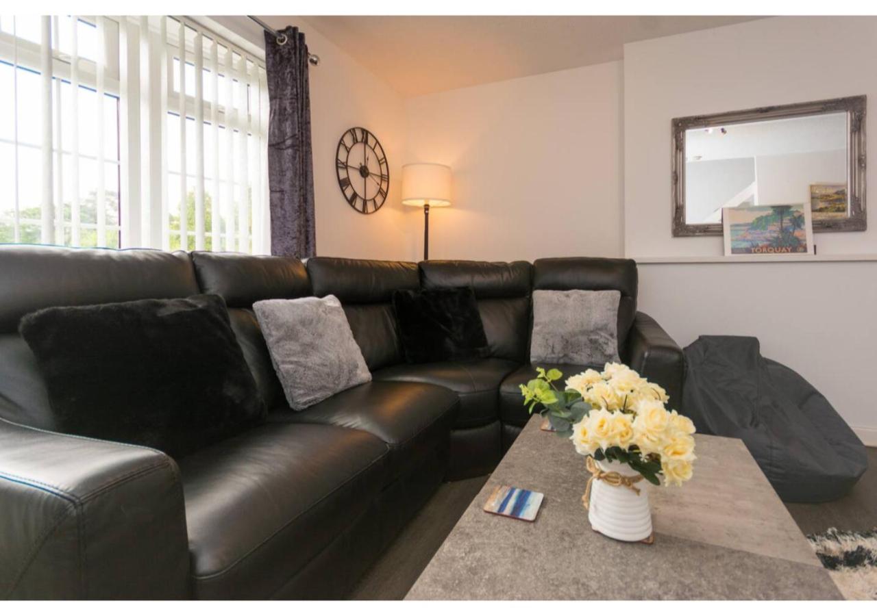 Hollywater Cheerful 3 bedroom home in Close with Pizza Oven view 3