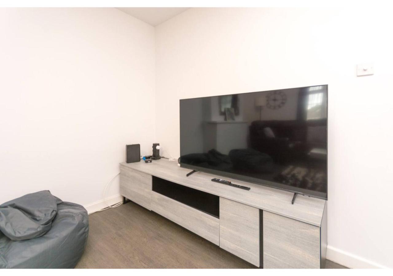 Hollywater Cheerful 3 bedroom home in Close with Pizza Oven view 4