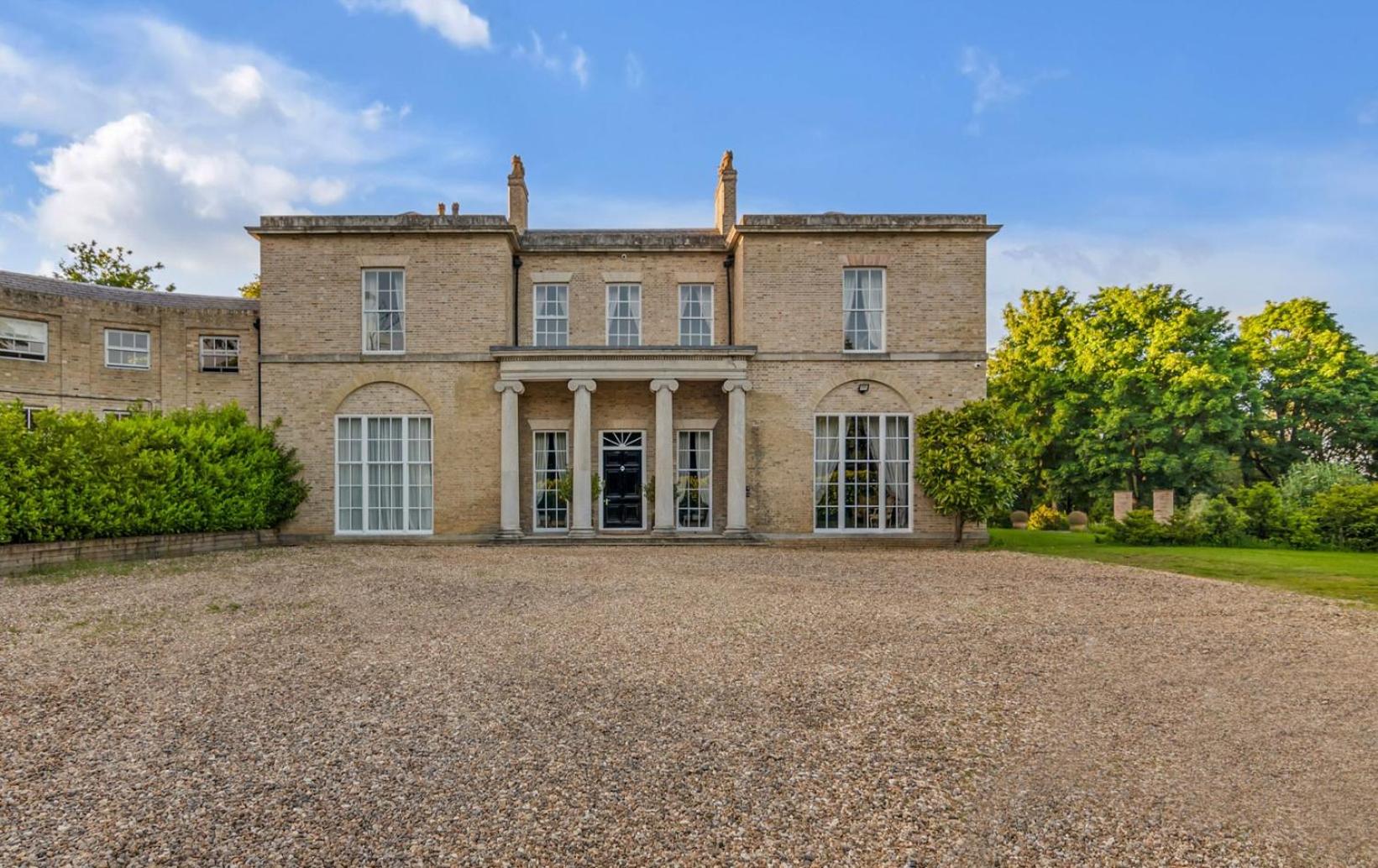 Beccles Georgian Mansion l 9 Bedrooms, Hot Tub & Parkland