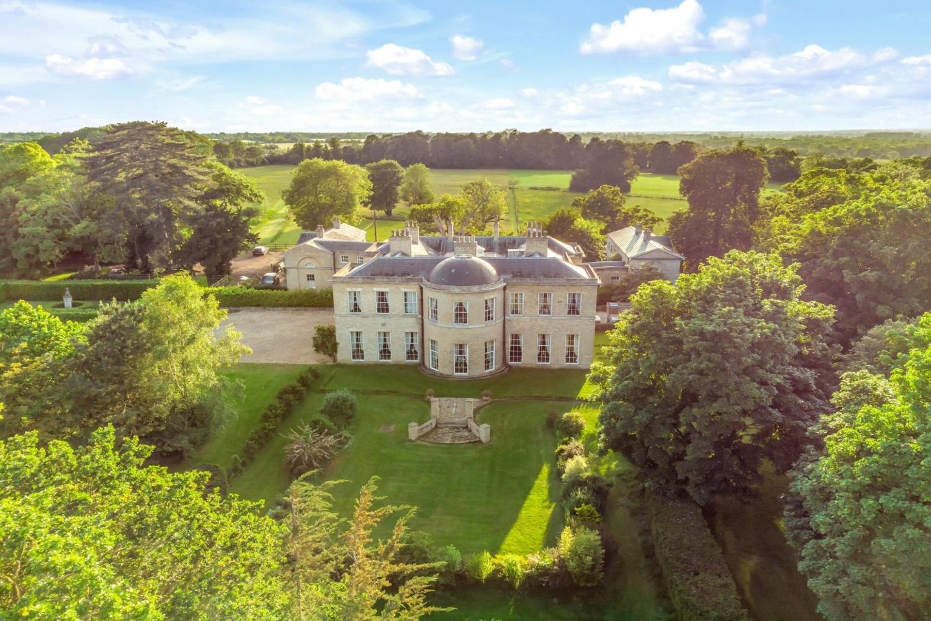 Beccles Georgian Mansion l 9 Bedrooms, Hot Tub & Parkland