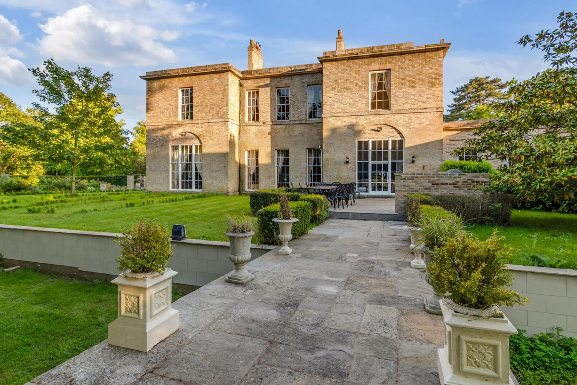 Beccles Georgian Mansion l 9 Bedrooms, Hot Tub & Parkland