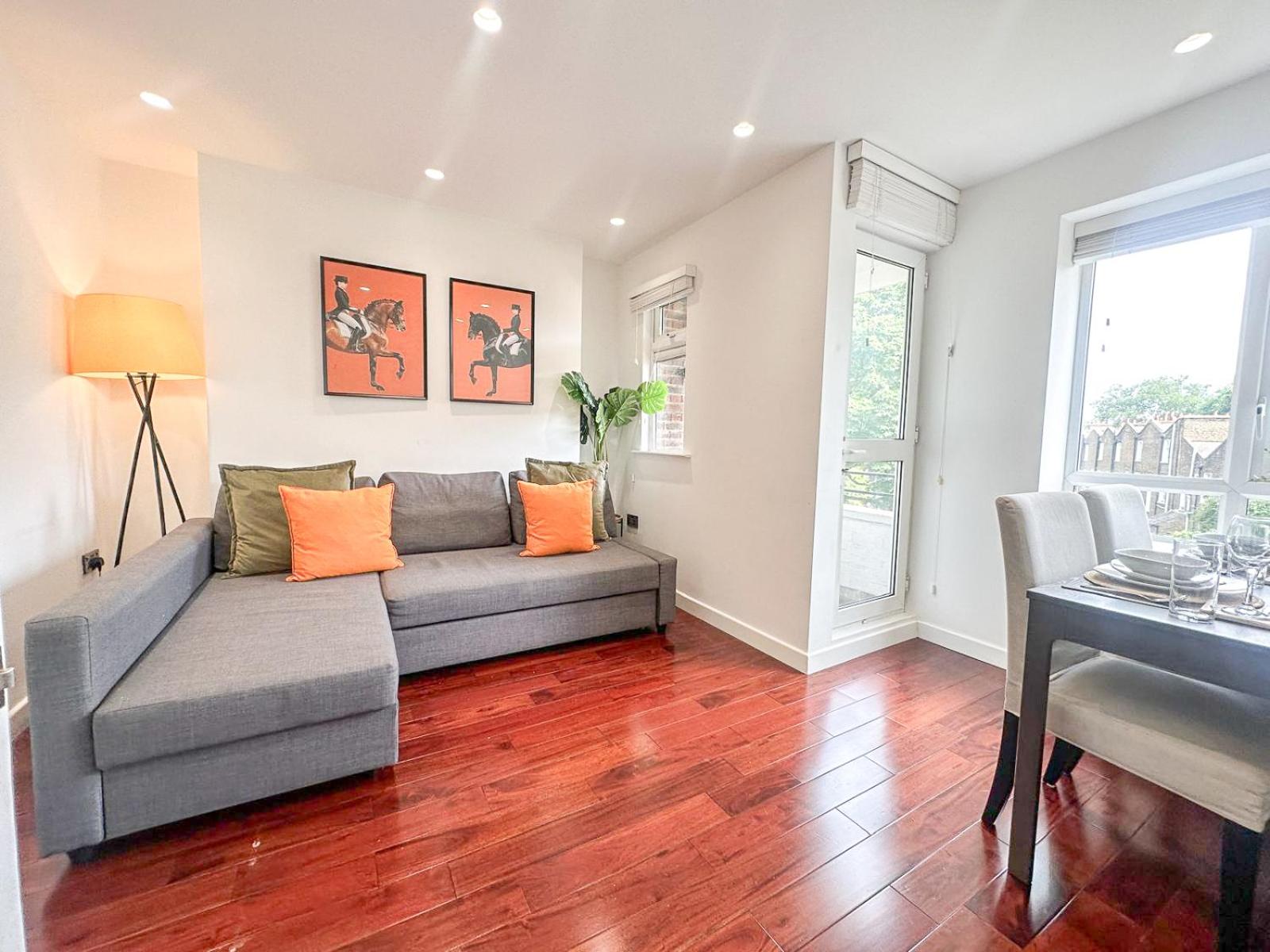 Charming 2-bedroom flat with private balcony near Islington Station, Canonbury