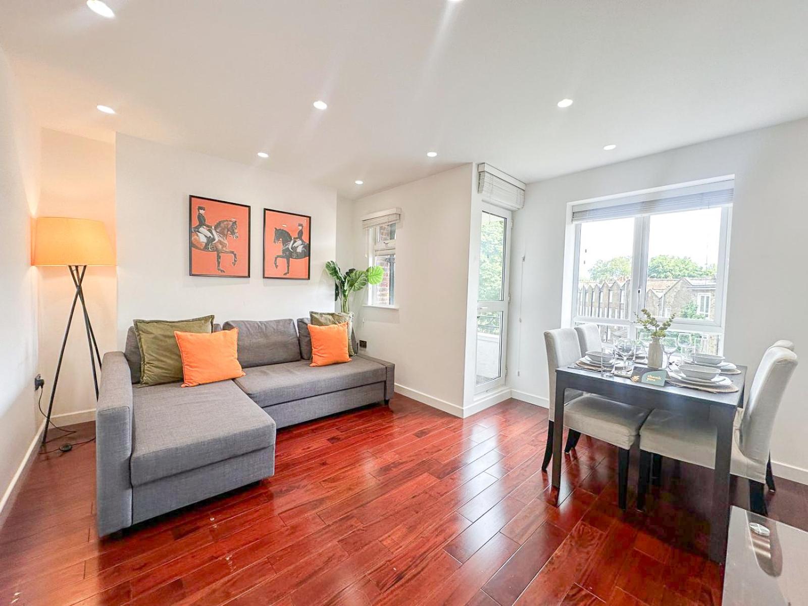 Charming 2-bedroom flat with private balcony near Islington Station, Canonbury
