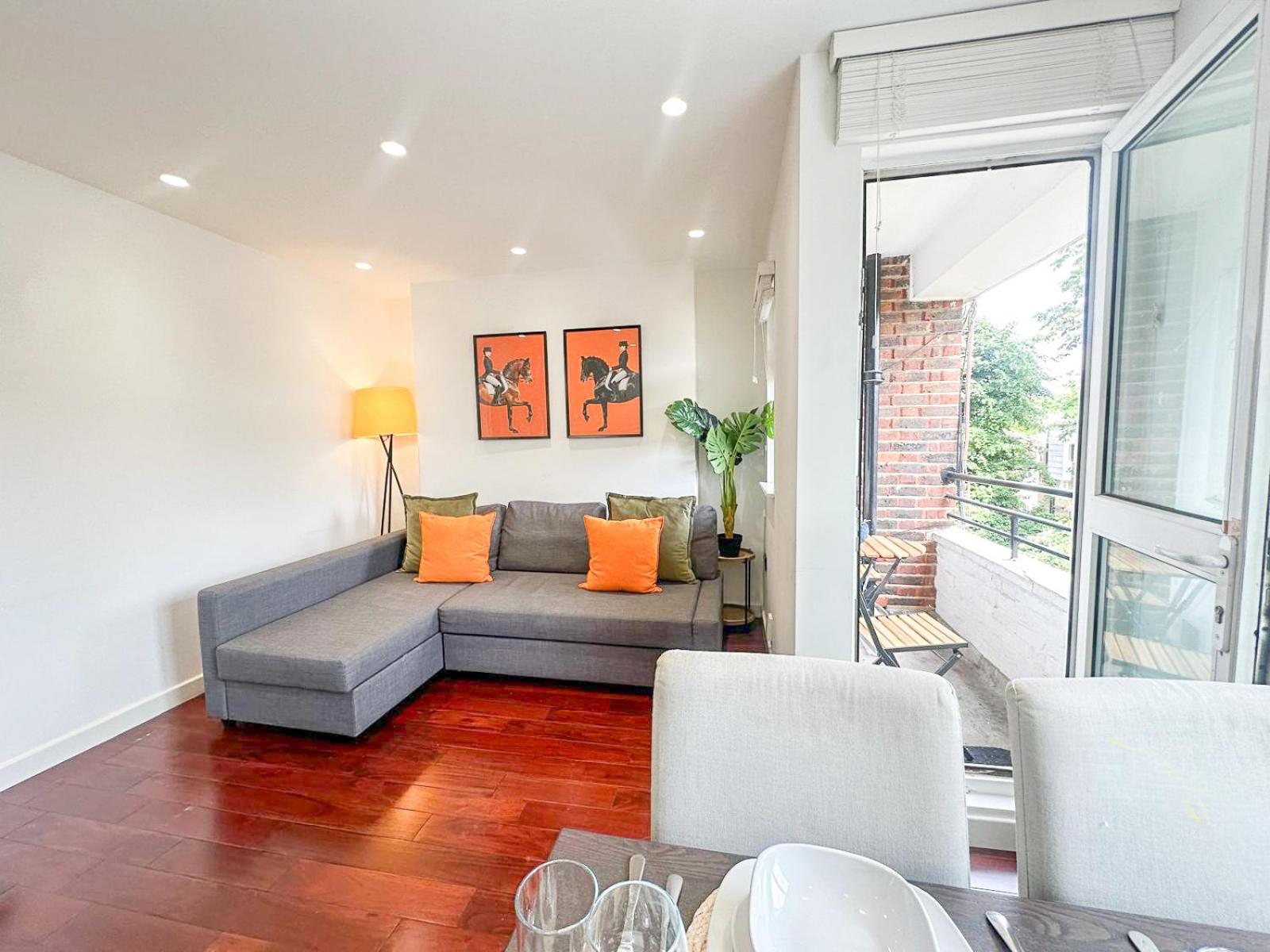 Charming 2-bedroom flat with private balcony near Islington Station, Canonbury