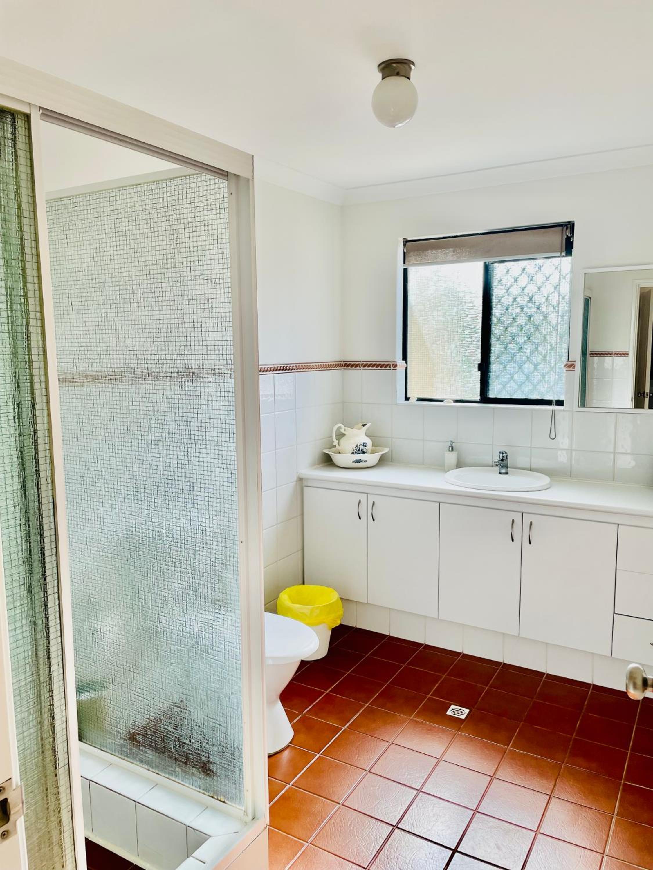 Bright Fremantle Townhouse with Courtyard & Balcony Parking for 2 Cars Walk to markets and other attractions 3BR 3BA