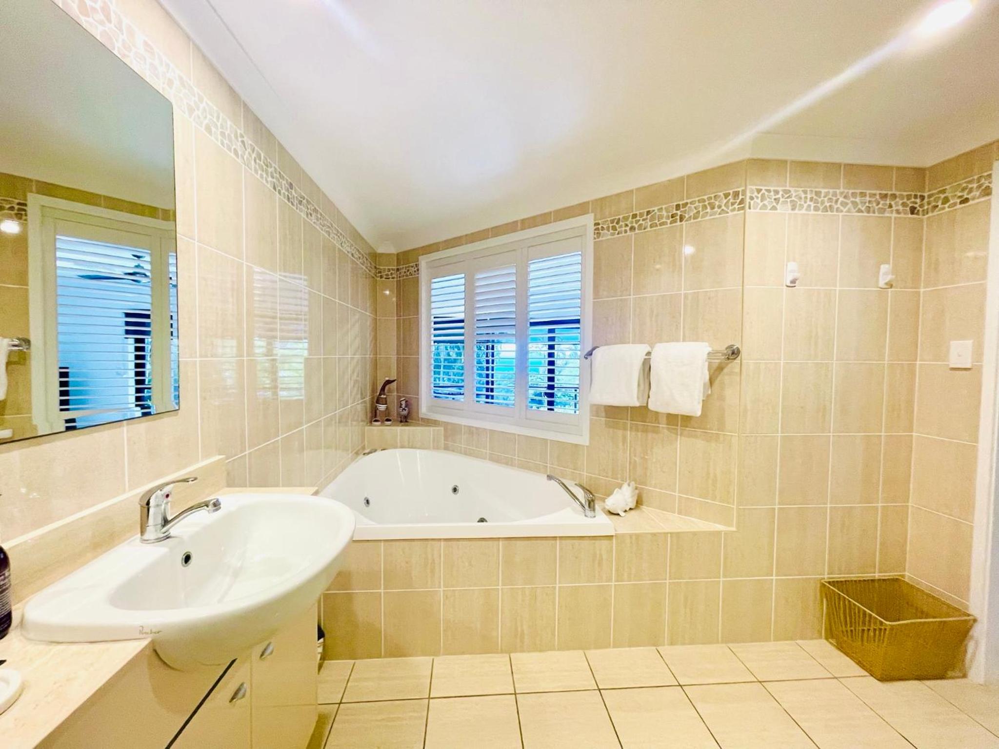 Ocean View Island 2-bedroom Townhouse Buggy Valet service extra Queen air bed