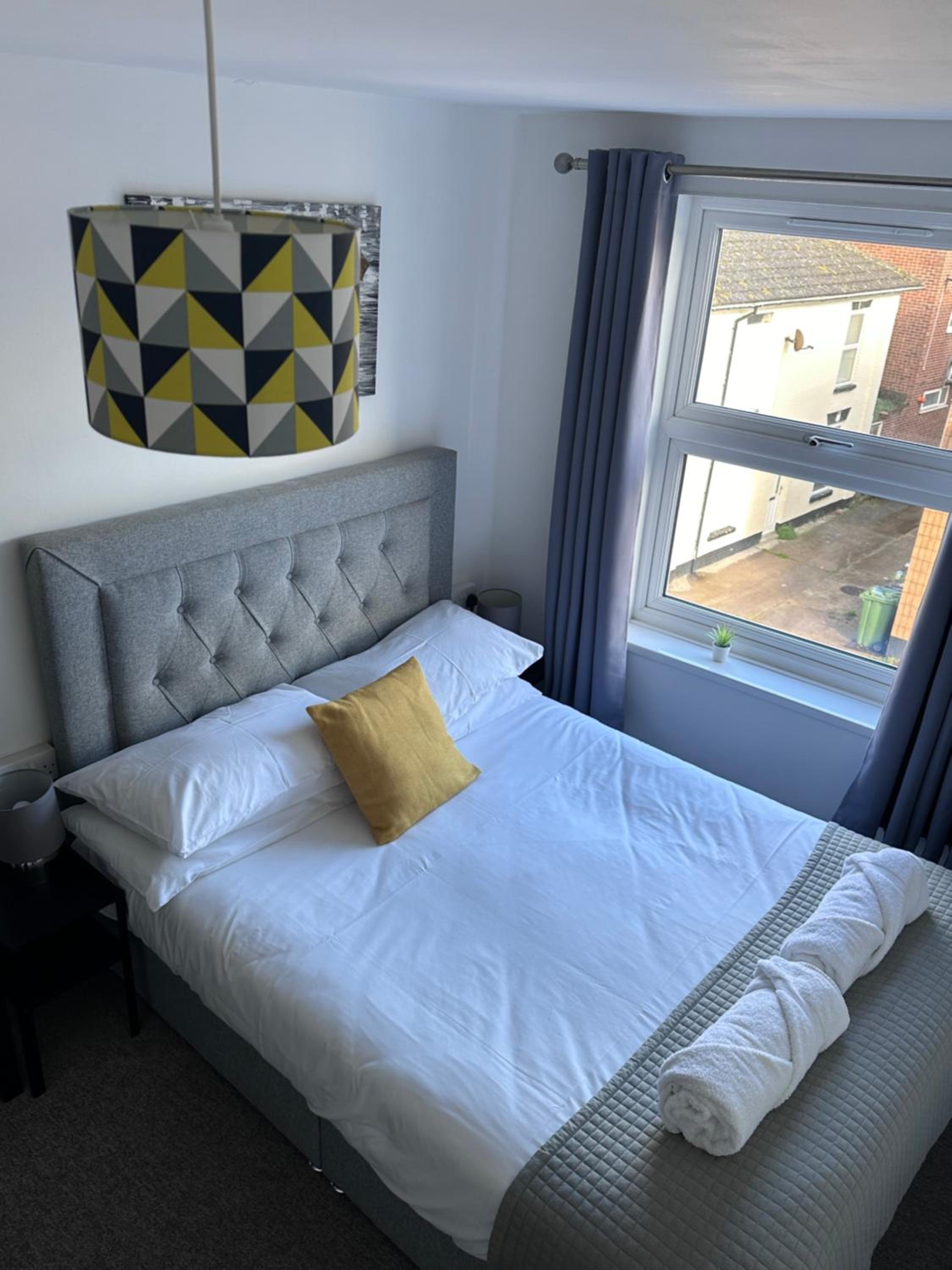 Yard - Cosy 1 bed studio Apartment - PARKING AVAILABLE view 2