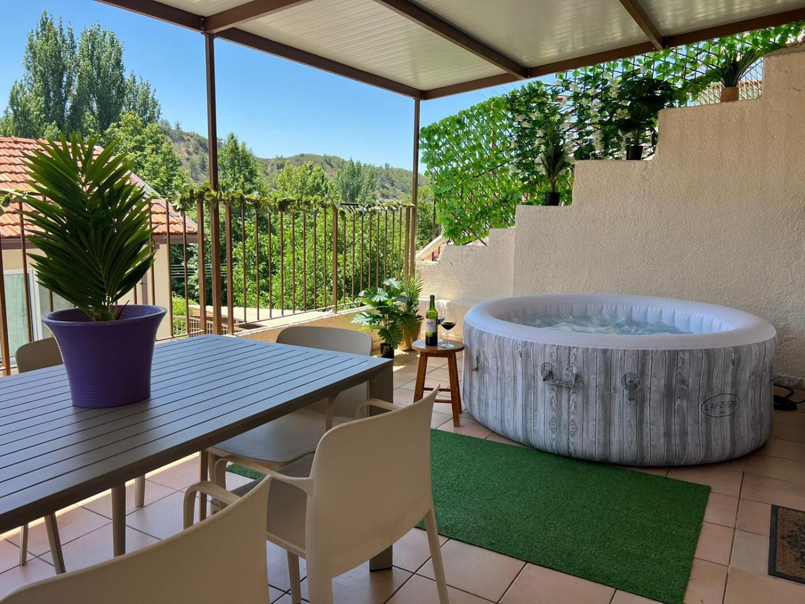 Hubstay Hillside Residence with Private Jacuzzi