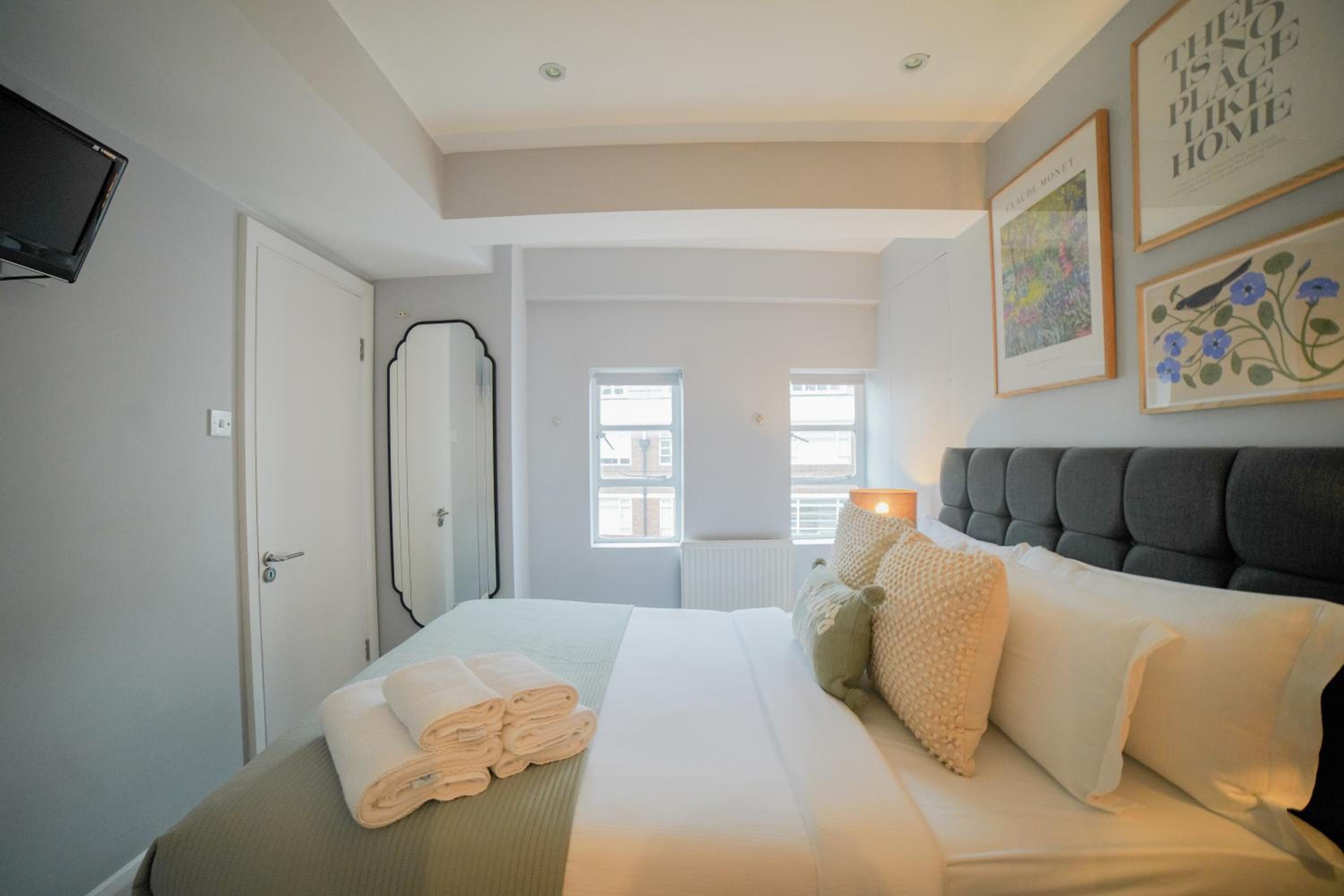 Art deco 1BR apartment in popular Chelsea area