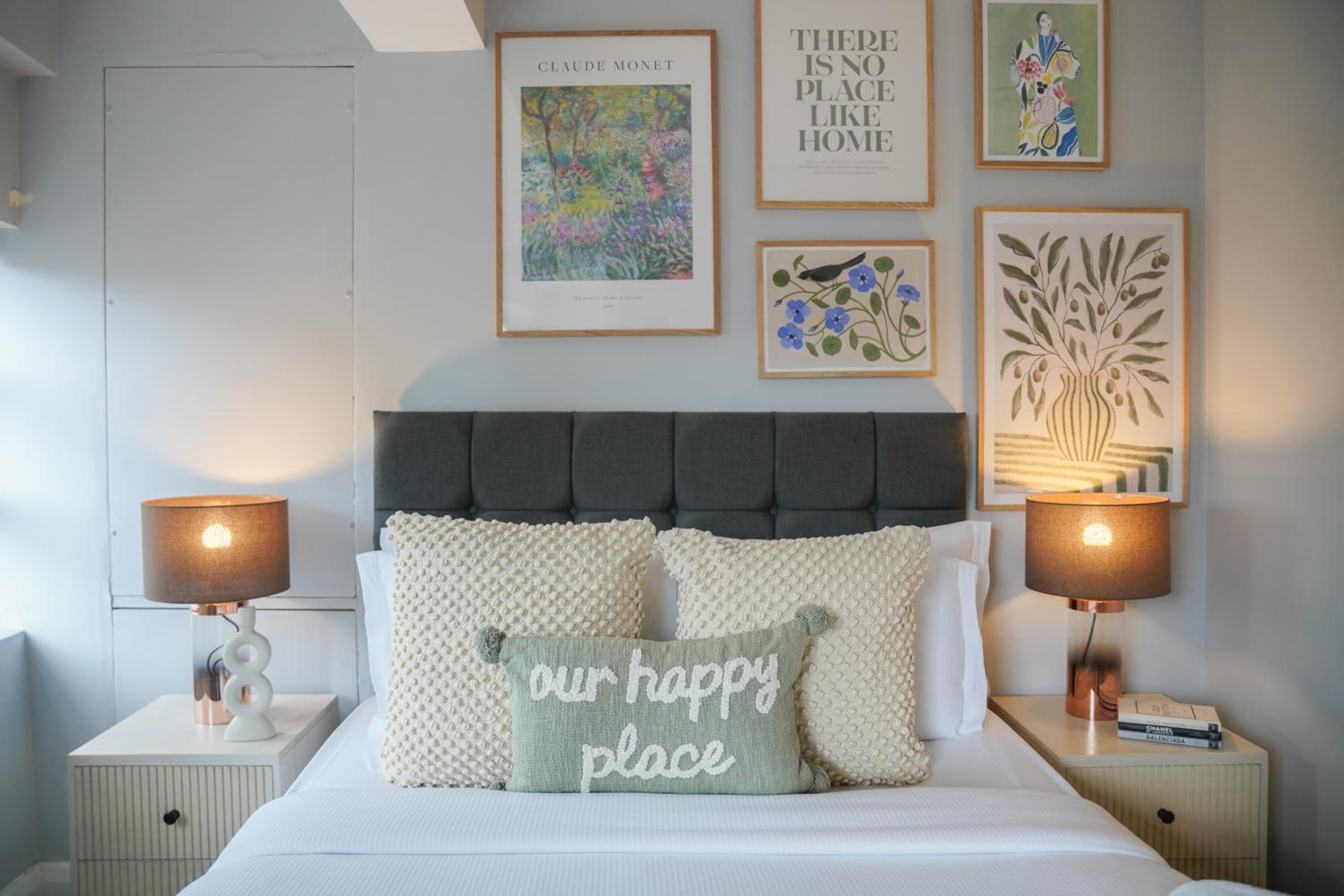 Art deco 1BR apartment in popular Chelsea area