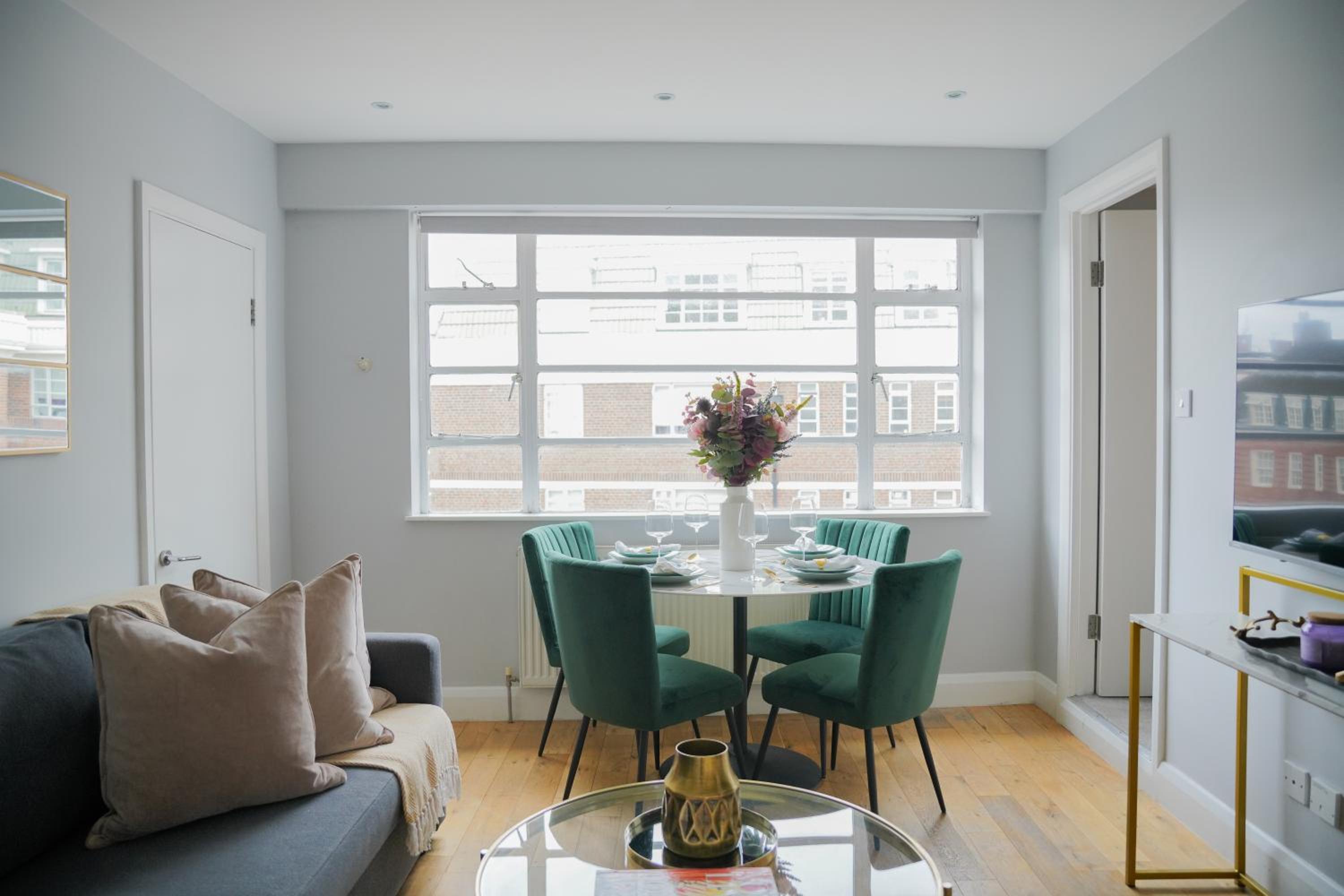 Art deco 1BR apartment in popular Chelsea area
