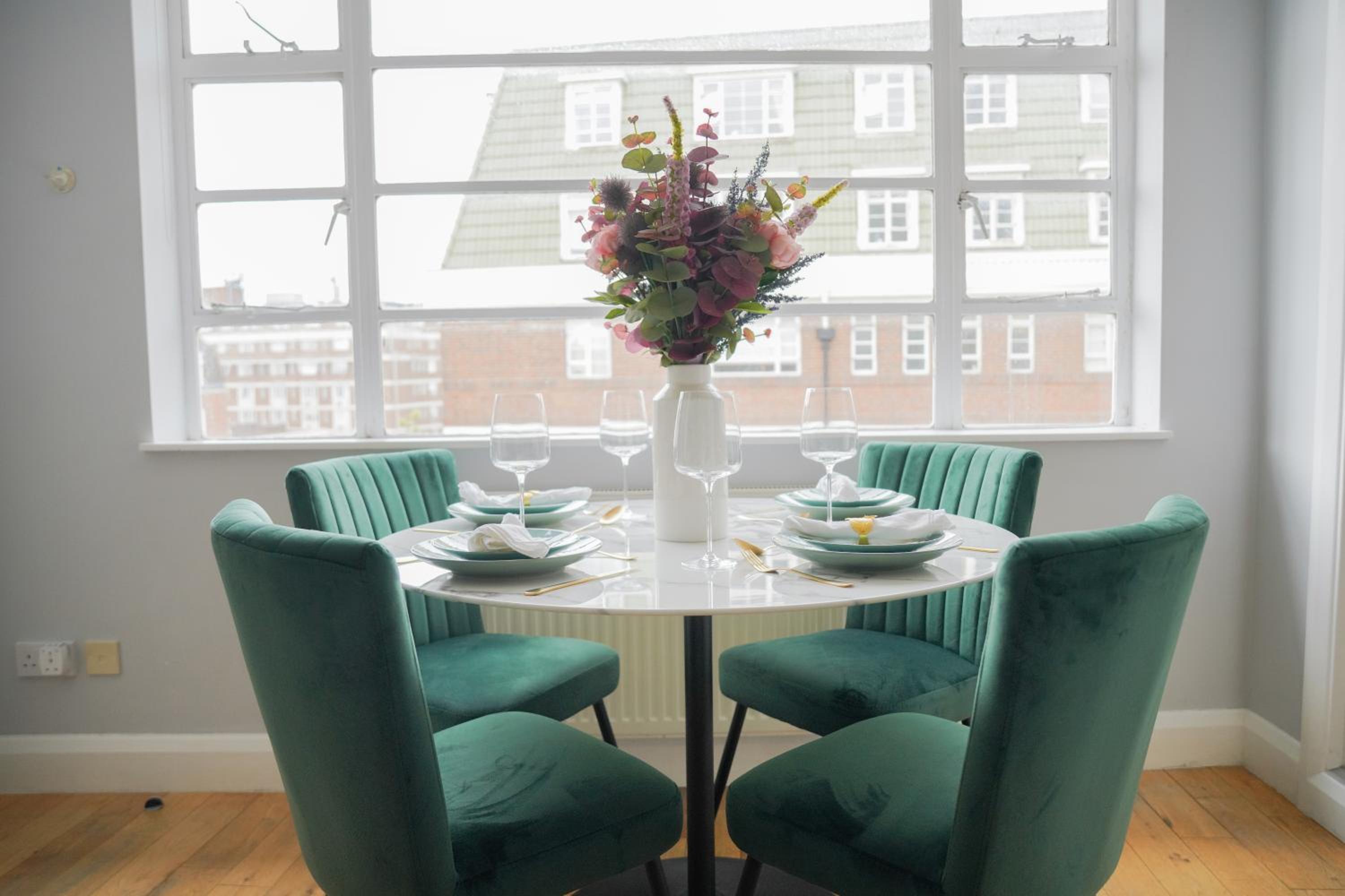 Art deco 1BR apartment in popular Chelsea area